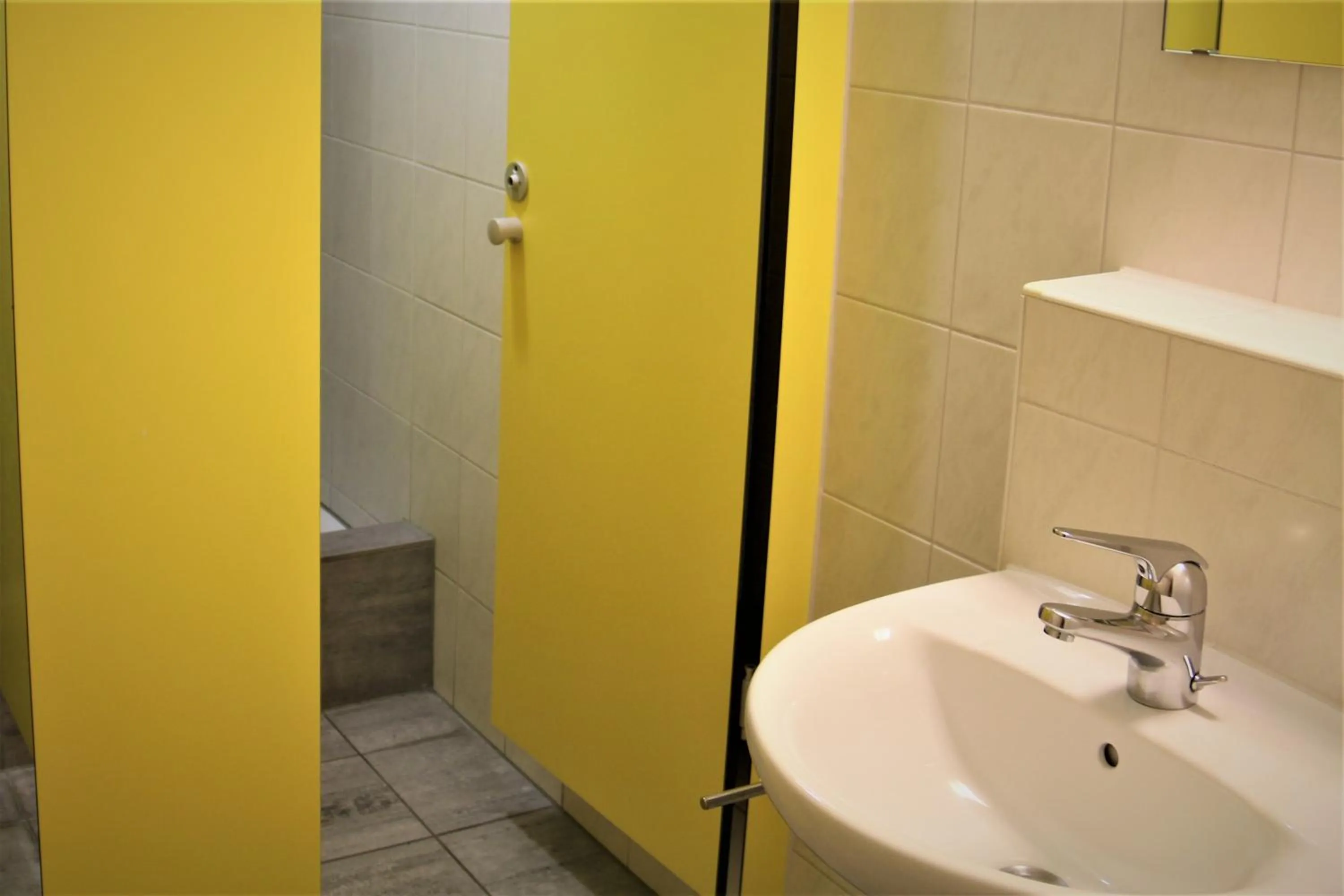 Shower in Bern Backpackers Hotel Glocke