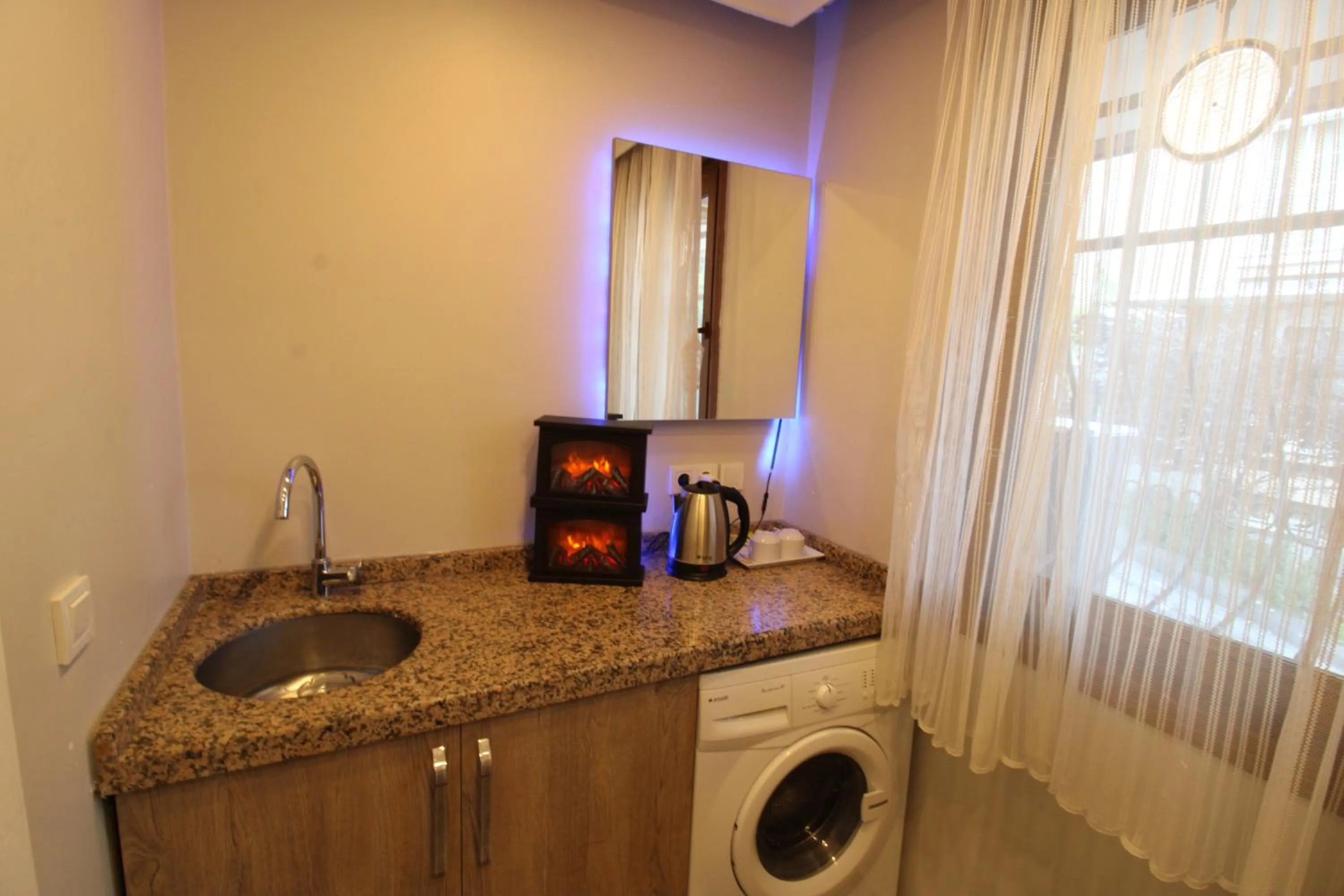 Kitchen or kitchenette in Sahrakent Otel Ataşehir