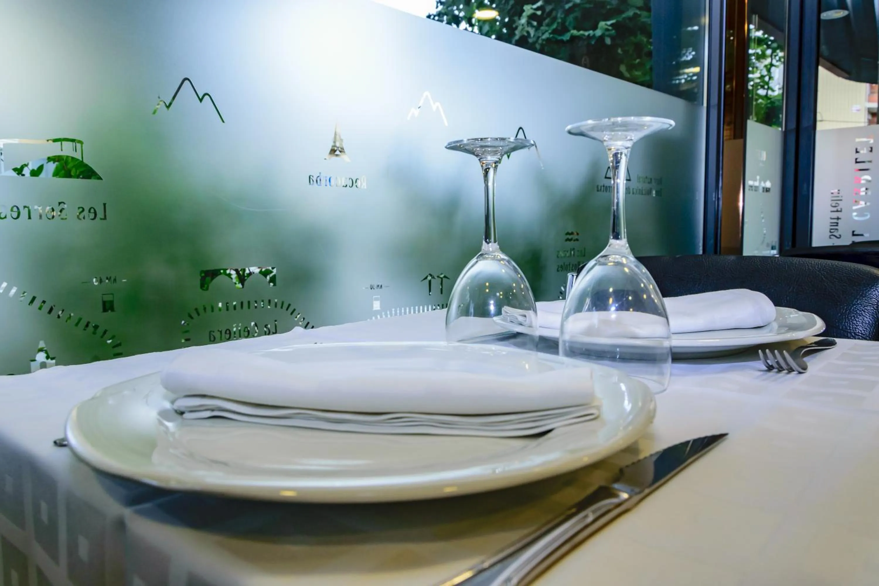 Restaurant/places to eat in Hotel Estació