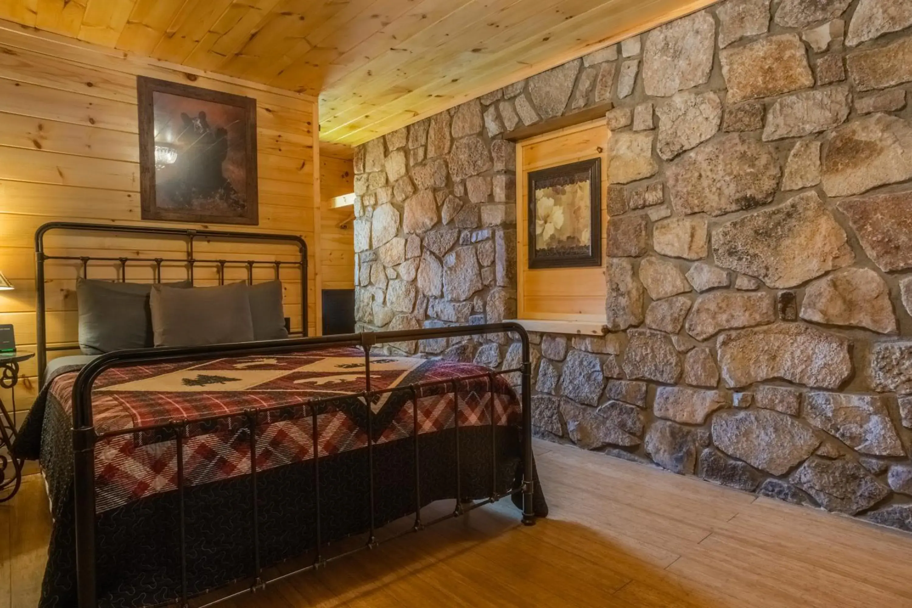 Bed in Marshall's Creek Rest Motel Bed in Marshall's Creek Rest Motel