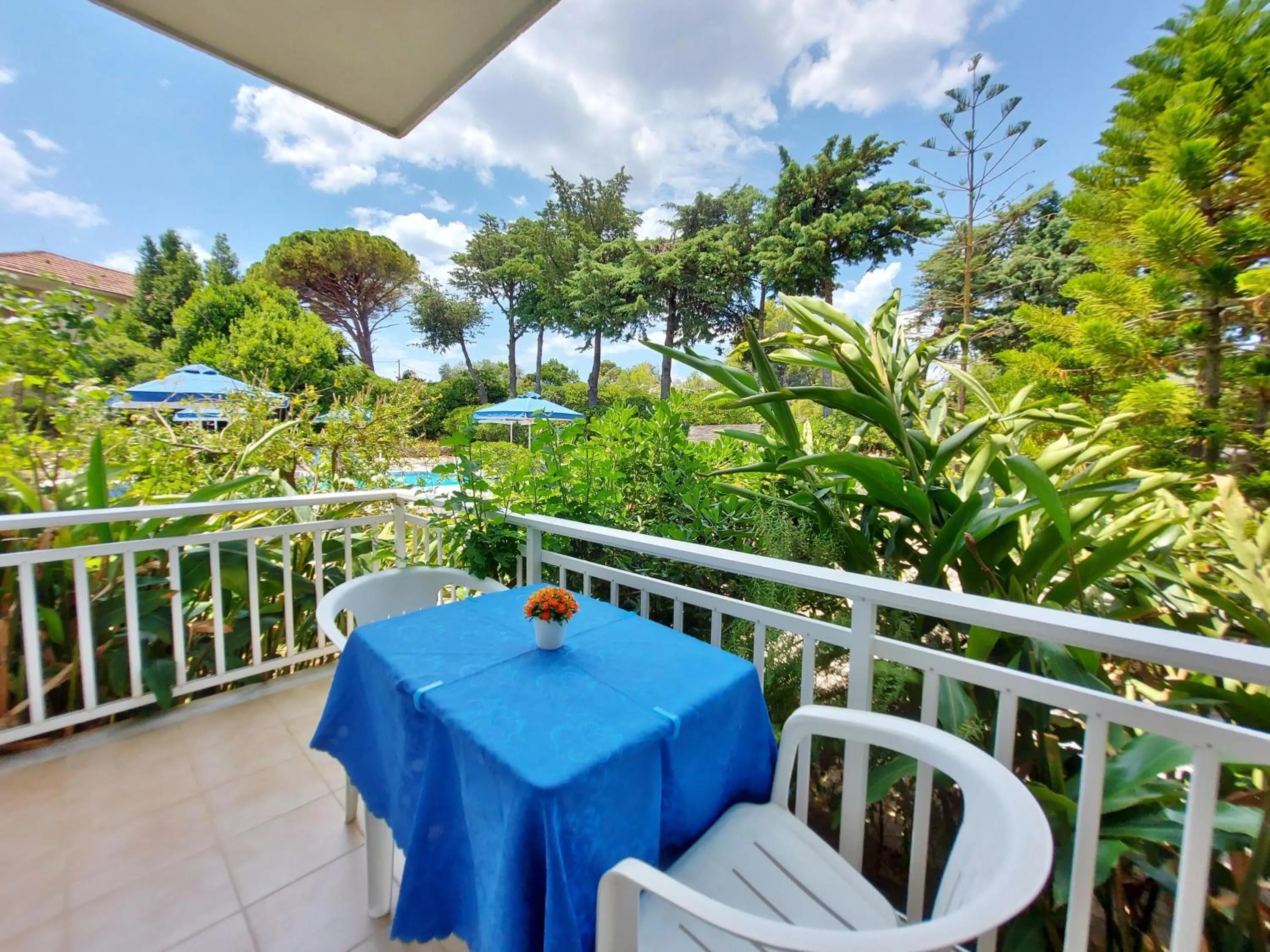 Blue White Apartments - Kefallonia Poolside Retreats