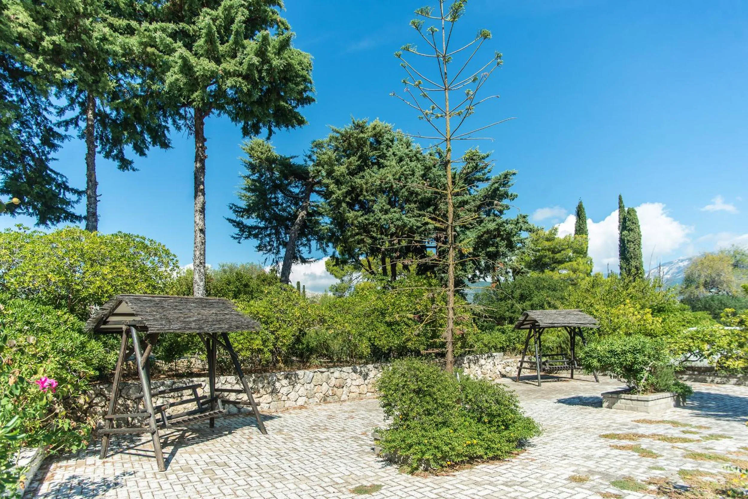 Blue White Apartments - Kefallonia Poolside Retreats