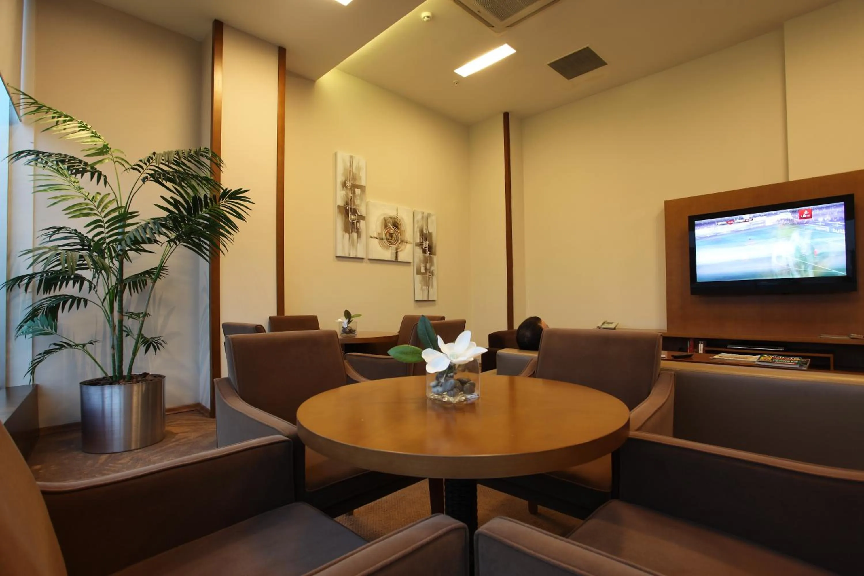 Communal lounge/ TV room in Orucoglu Oreko Hotel