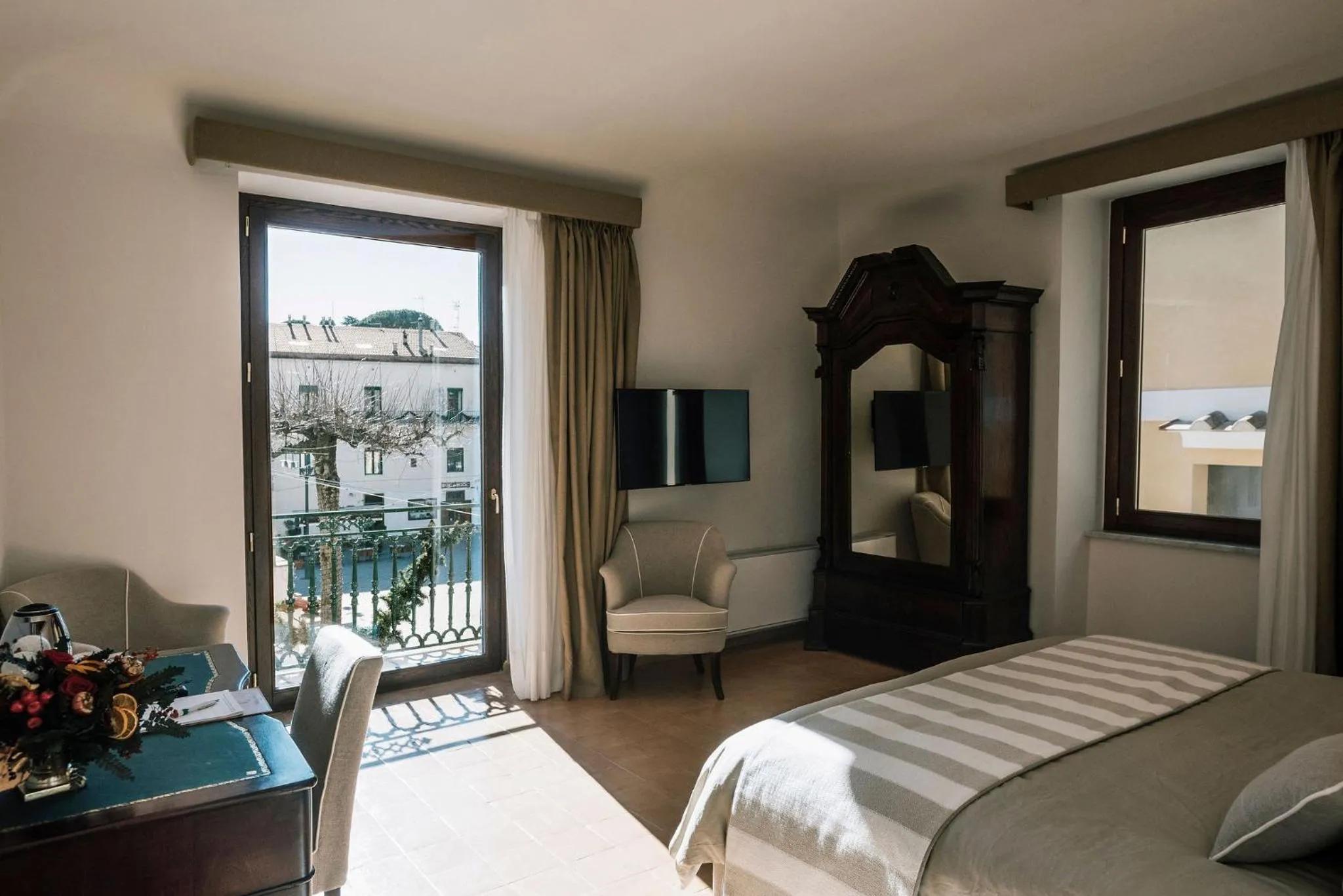 Balcony/Terrace, Bed in Giardini Calce - Luxury Rooms