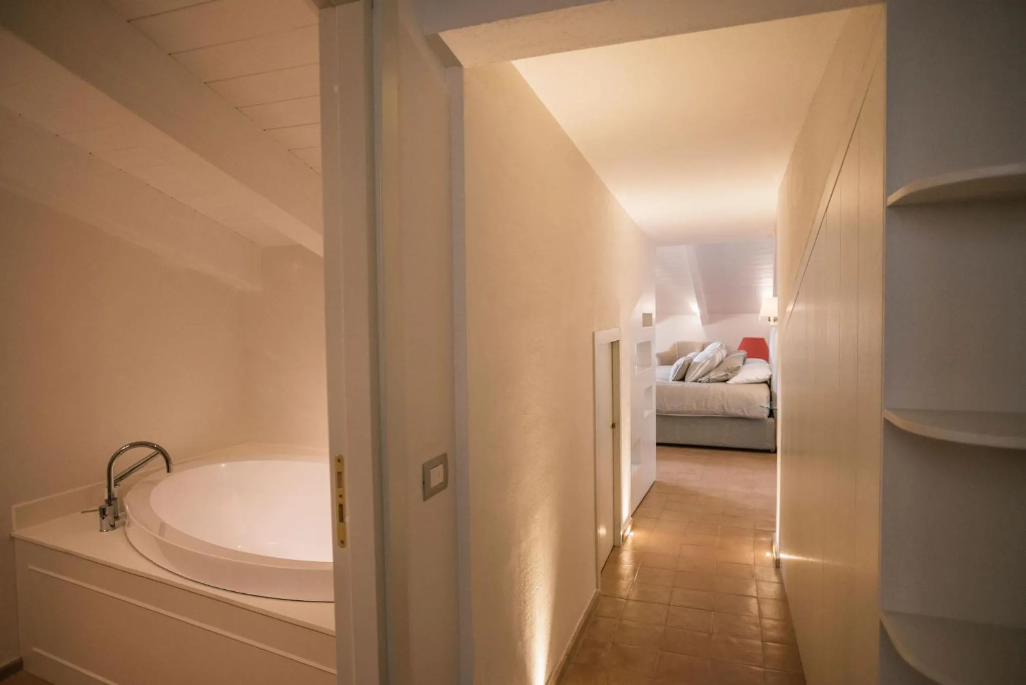 Bathroom, Bed in Giardini Calce - Luxury Rooms