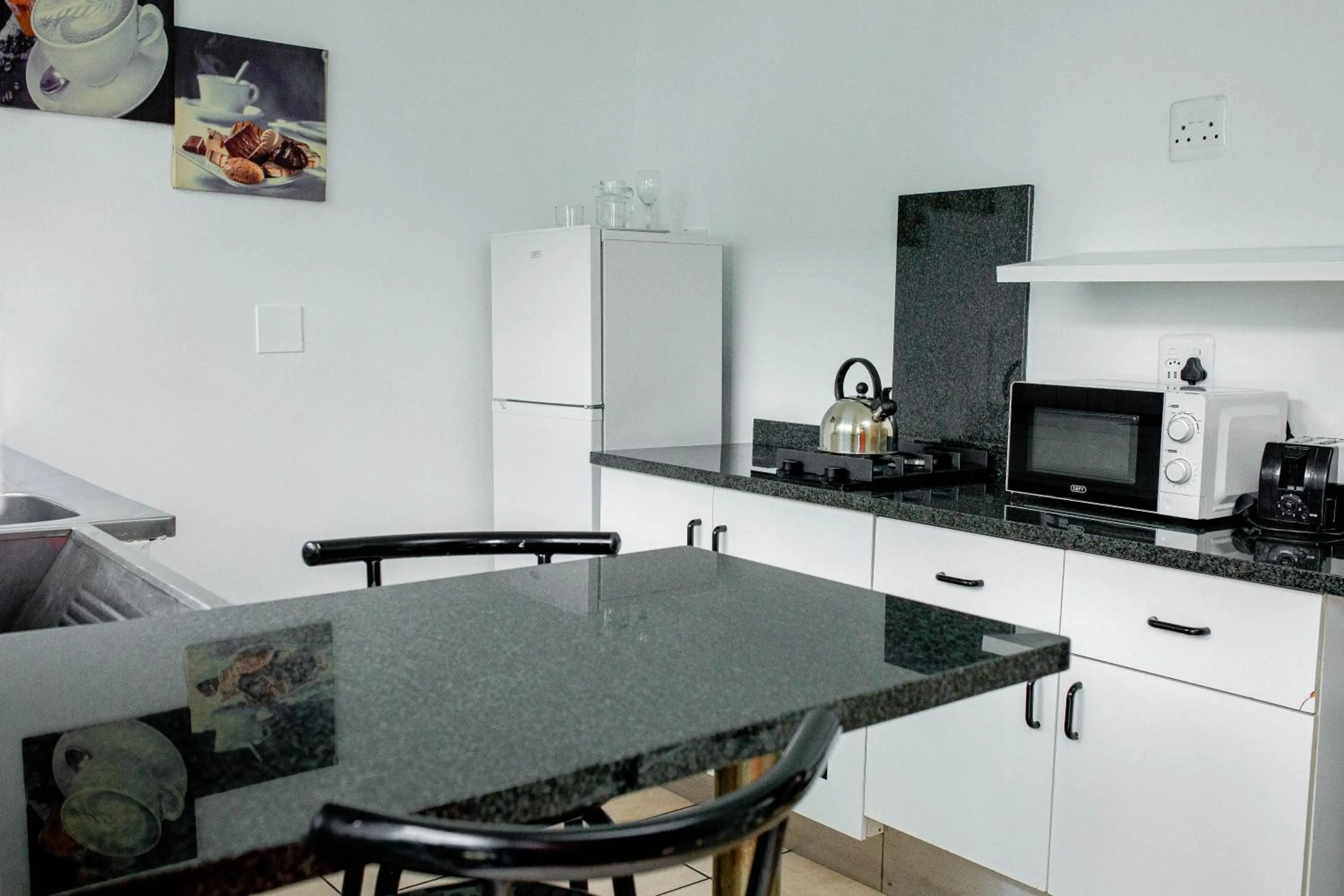 Coffee/tea facilities in Vetho 1 Apartments OR Tambo Airport