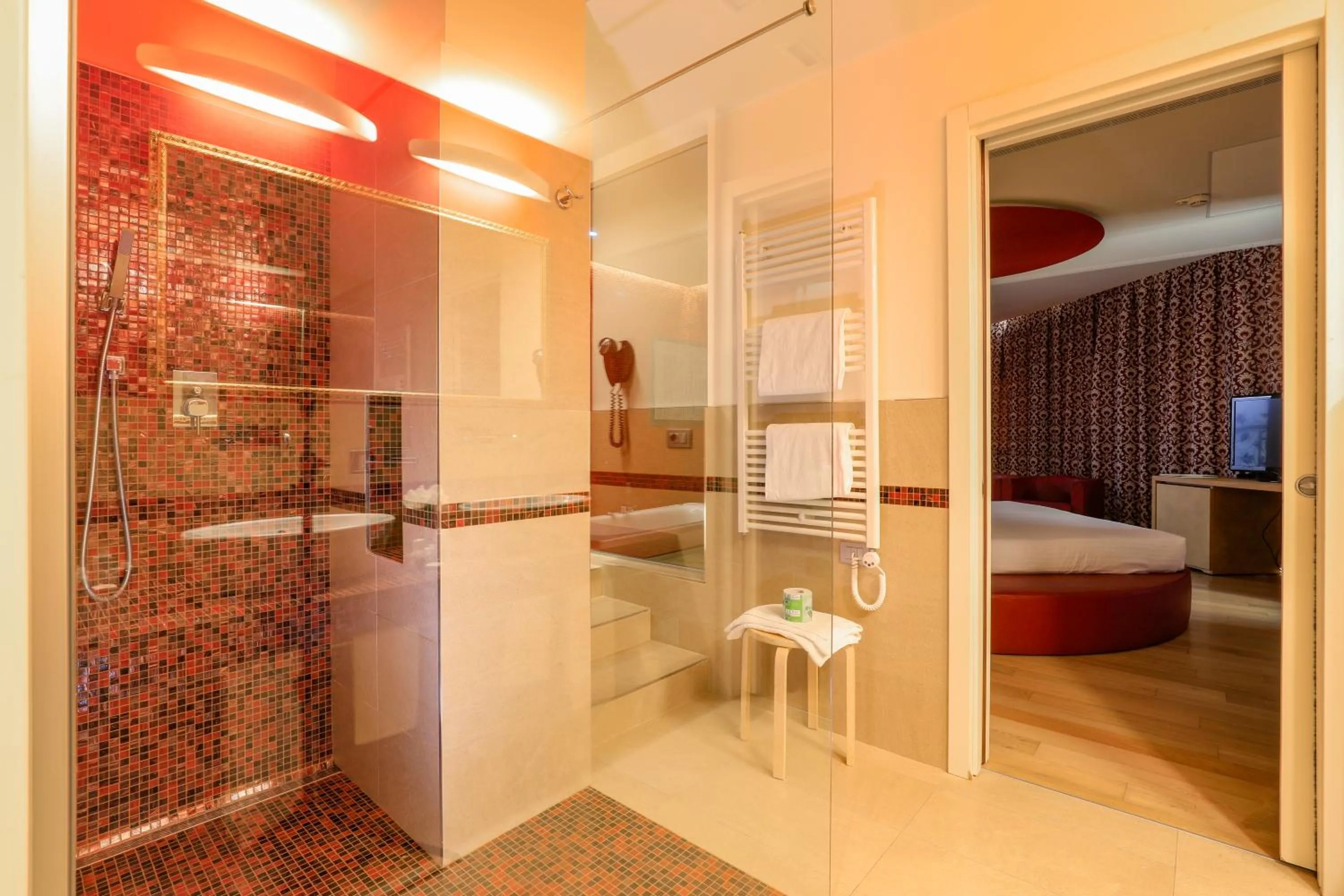 Shower, Bed in Hotel Glamour