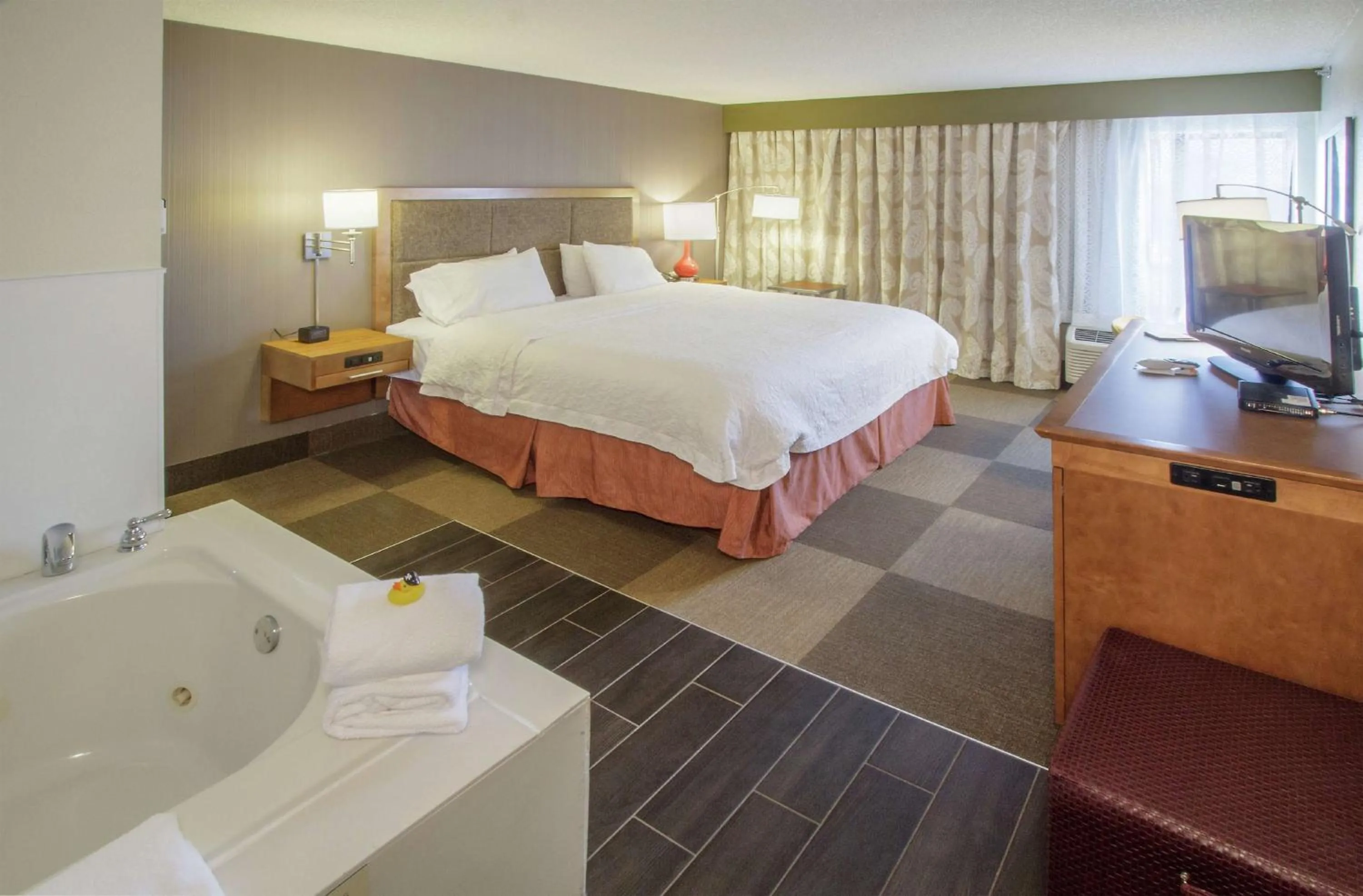 Bathroom, Bed in Hampton Inn South Haven