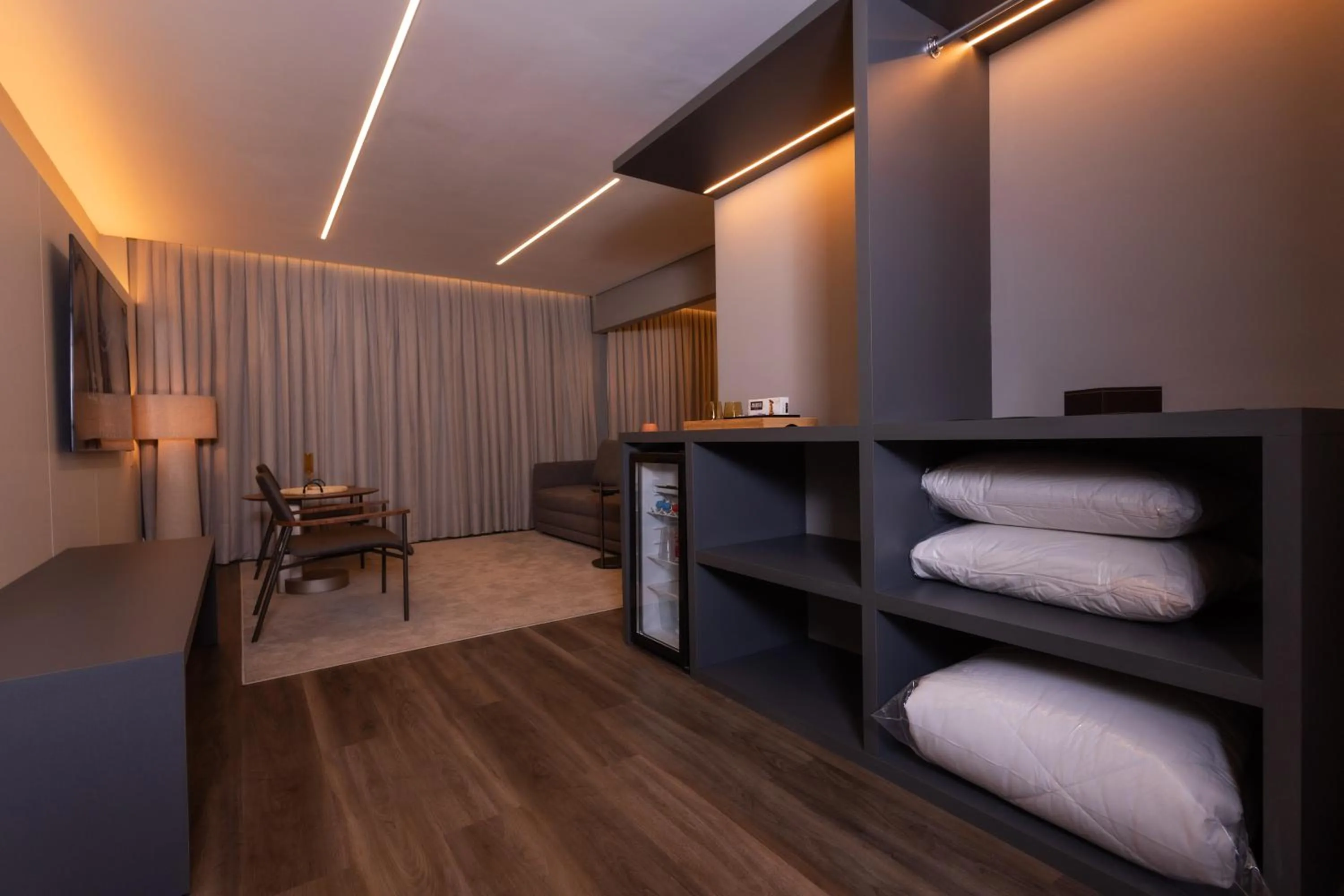 Living room, Bed in Hotel Le Canard Lages