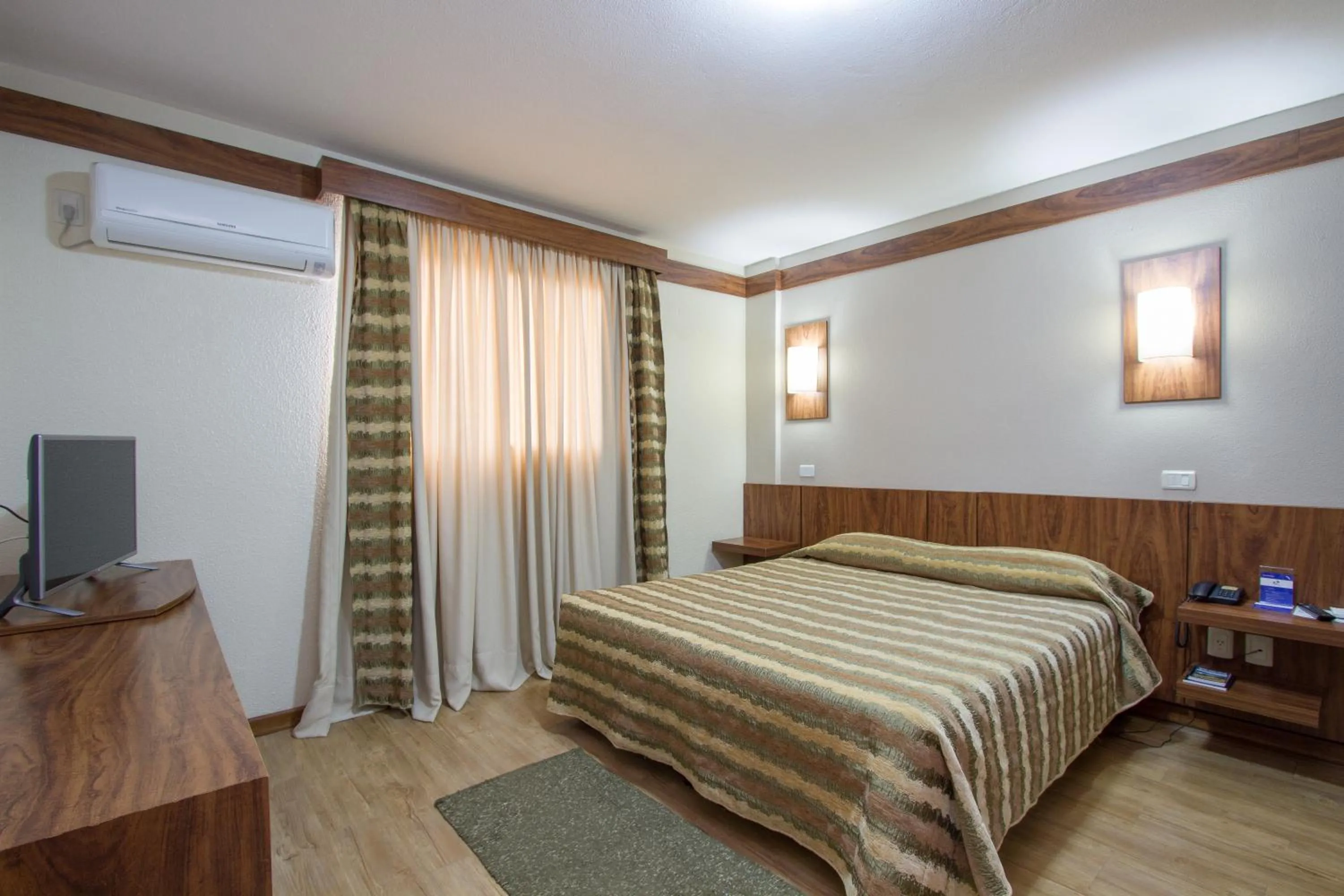 Bed in Hotel Le Canard Lages