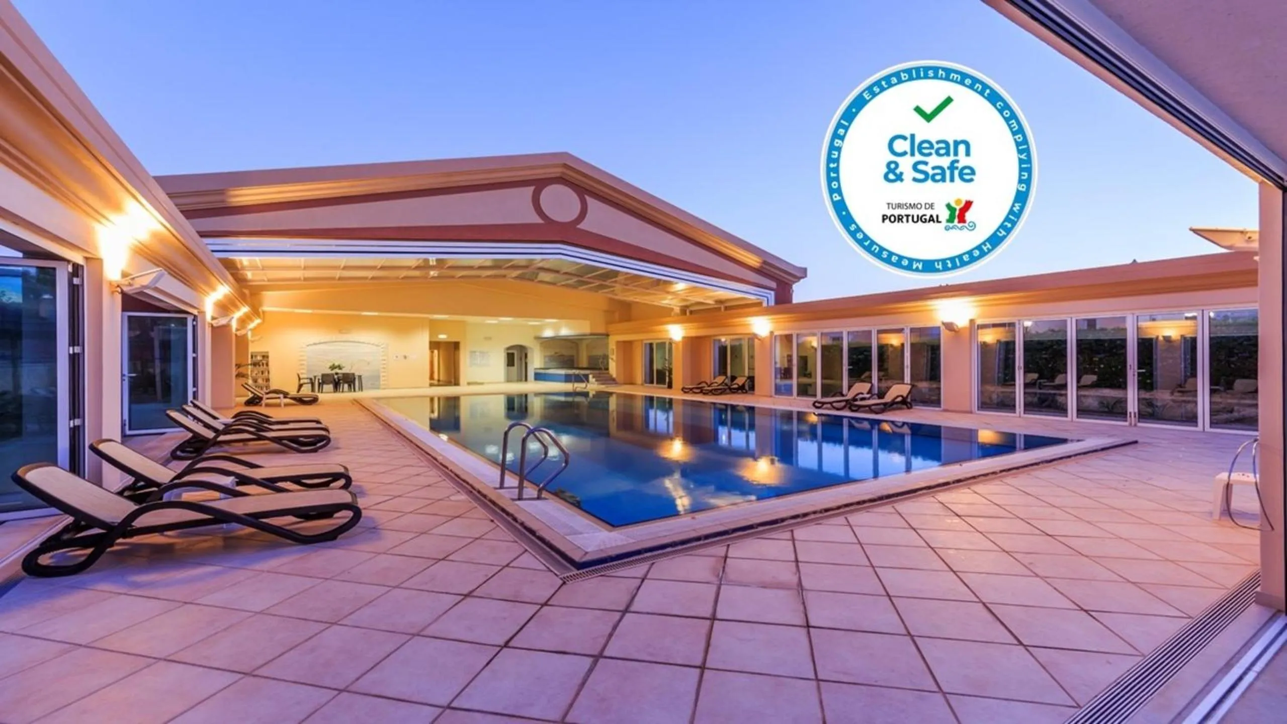 Swimming pool in Lakeside Country Club - Apartamentos Turísticos