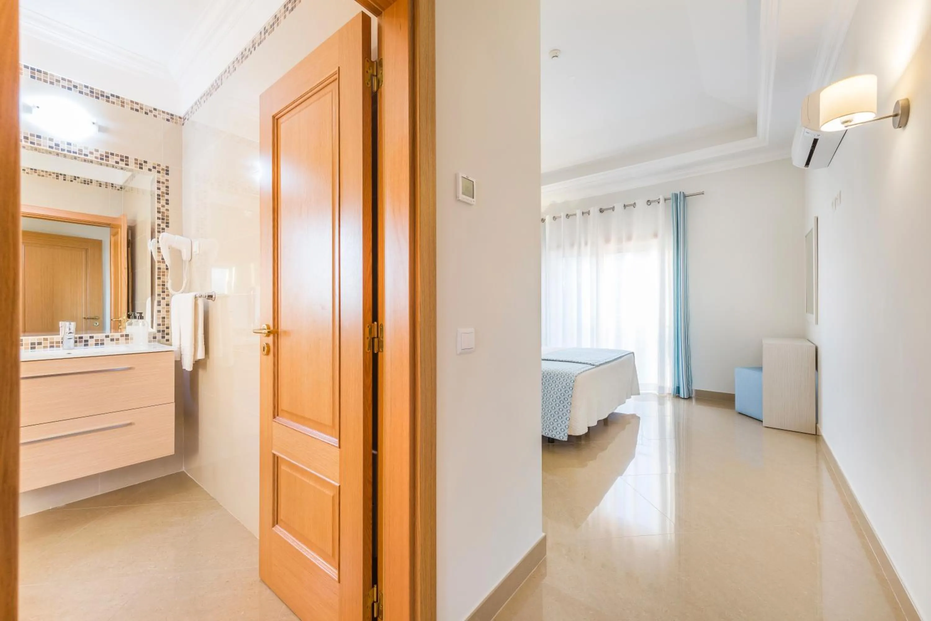 Toilet, Bed in Lakeside Country Club - Apartamentos Turísticos