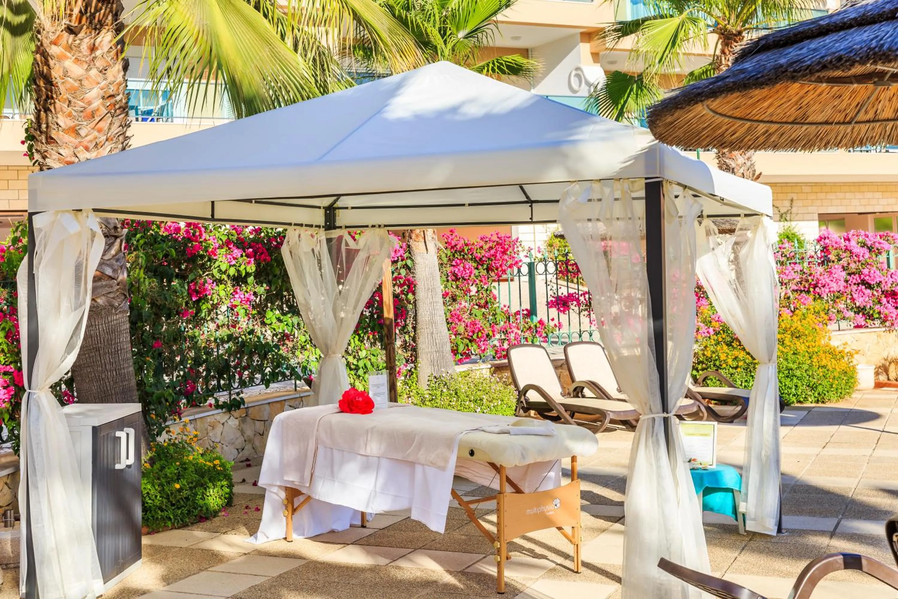 Massage in Lakeside Country Club - Apartamentos Turísticos