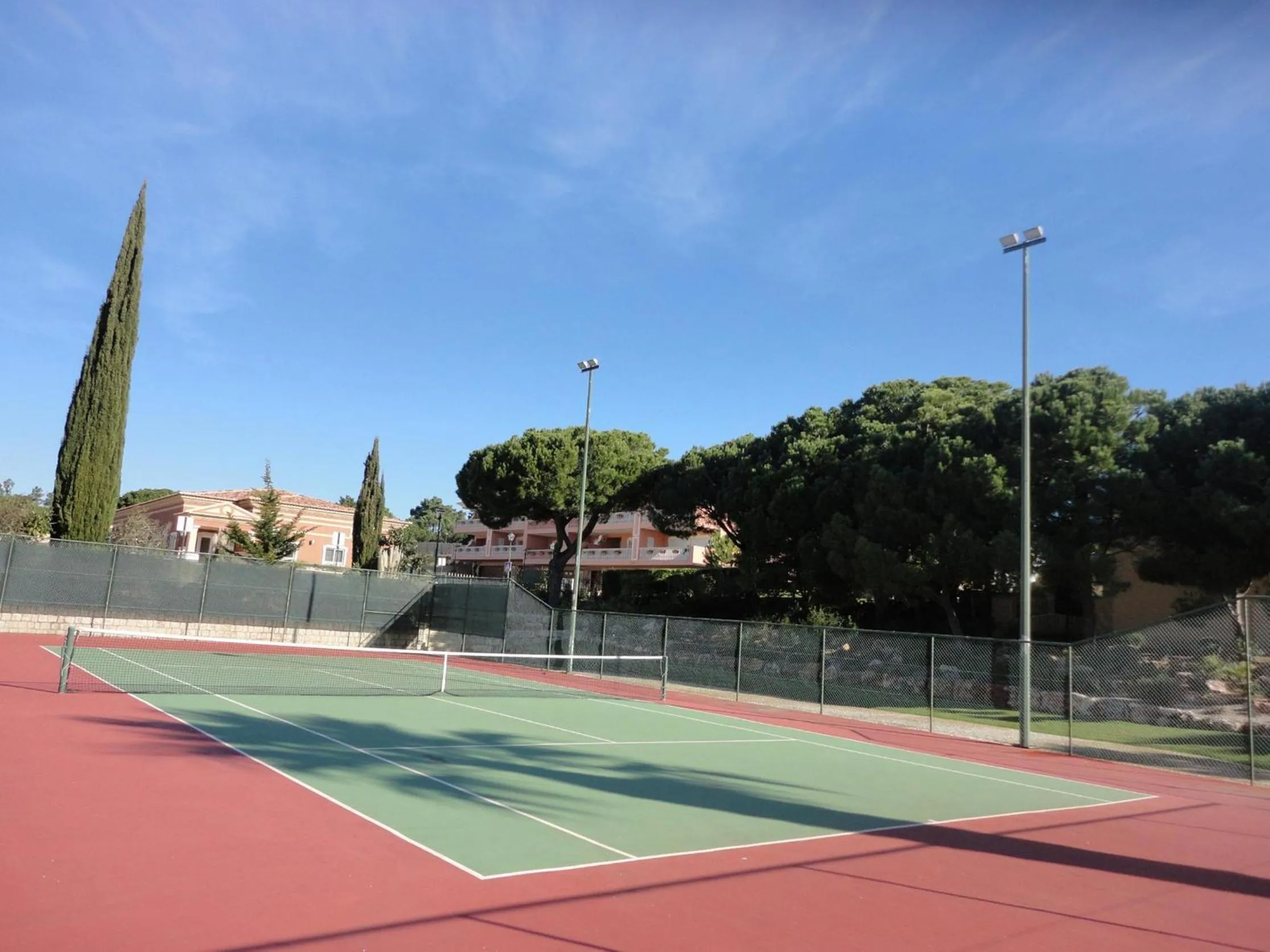Tennis court in Lakeside Country Club - Apartamentos Turísticos
