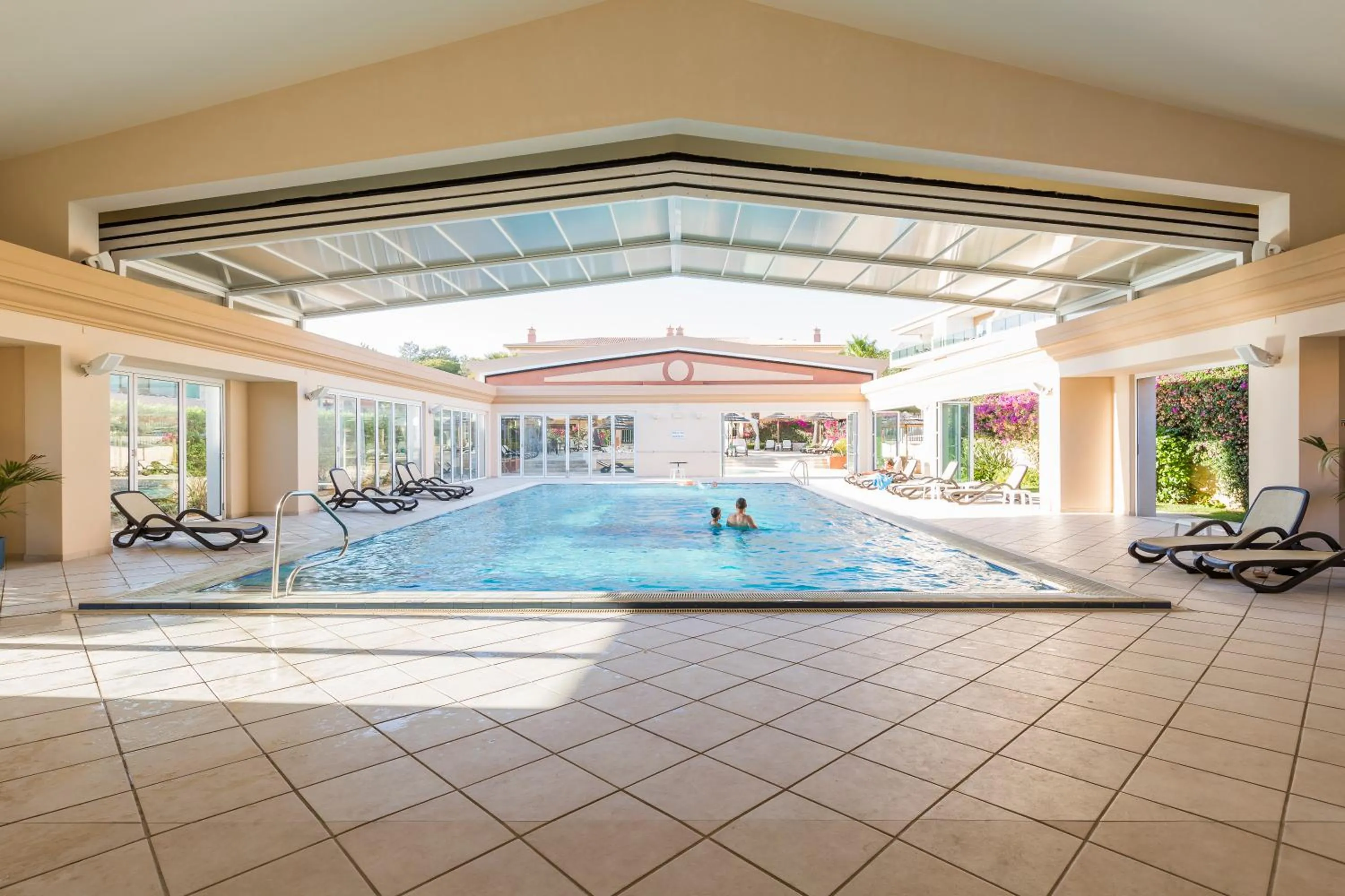 Swimming pool in Lakeside Country Club - Apartamentos Turísticos