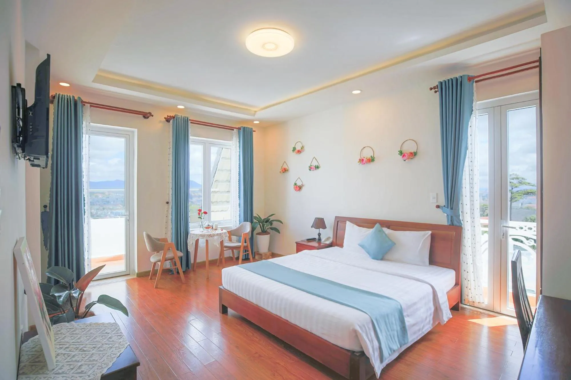 Photo of the whole room, Bed in Rose Valley Hotel Da Lat Vietnam