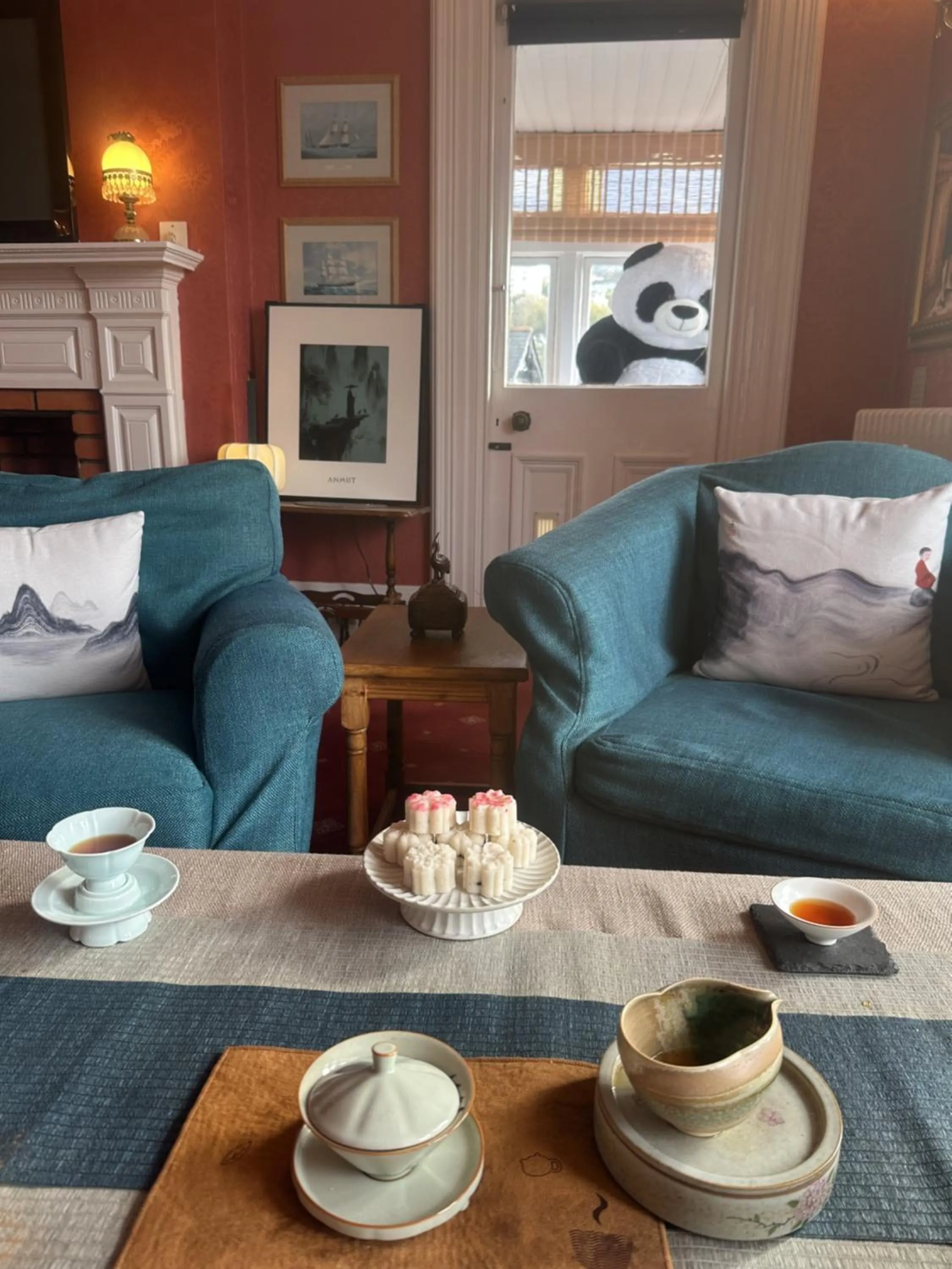 Lounge or bar in The Robin Hill