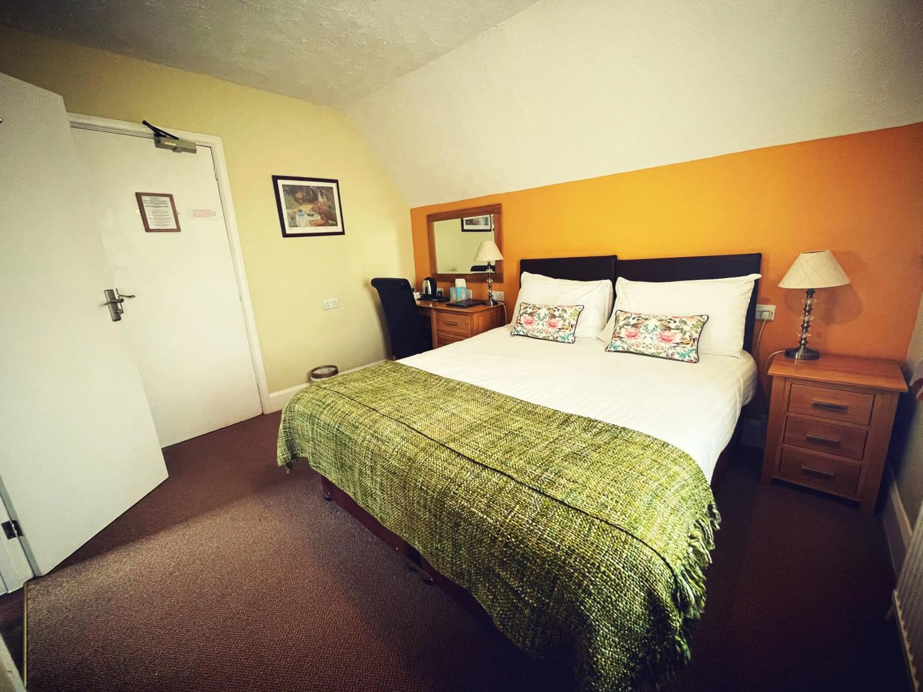 Photo of the whole room, Bed in The Robin Hill