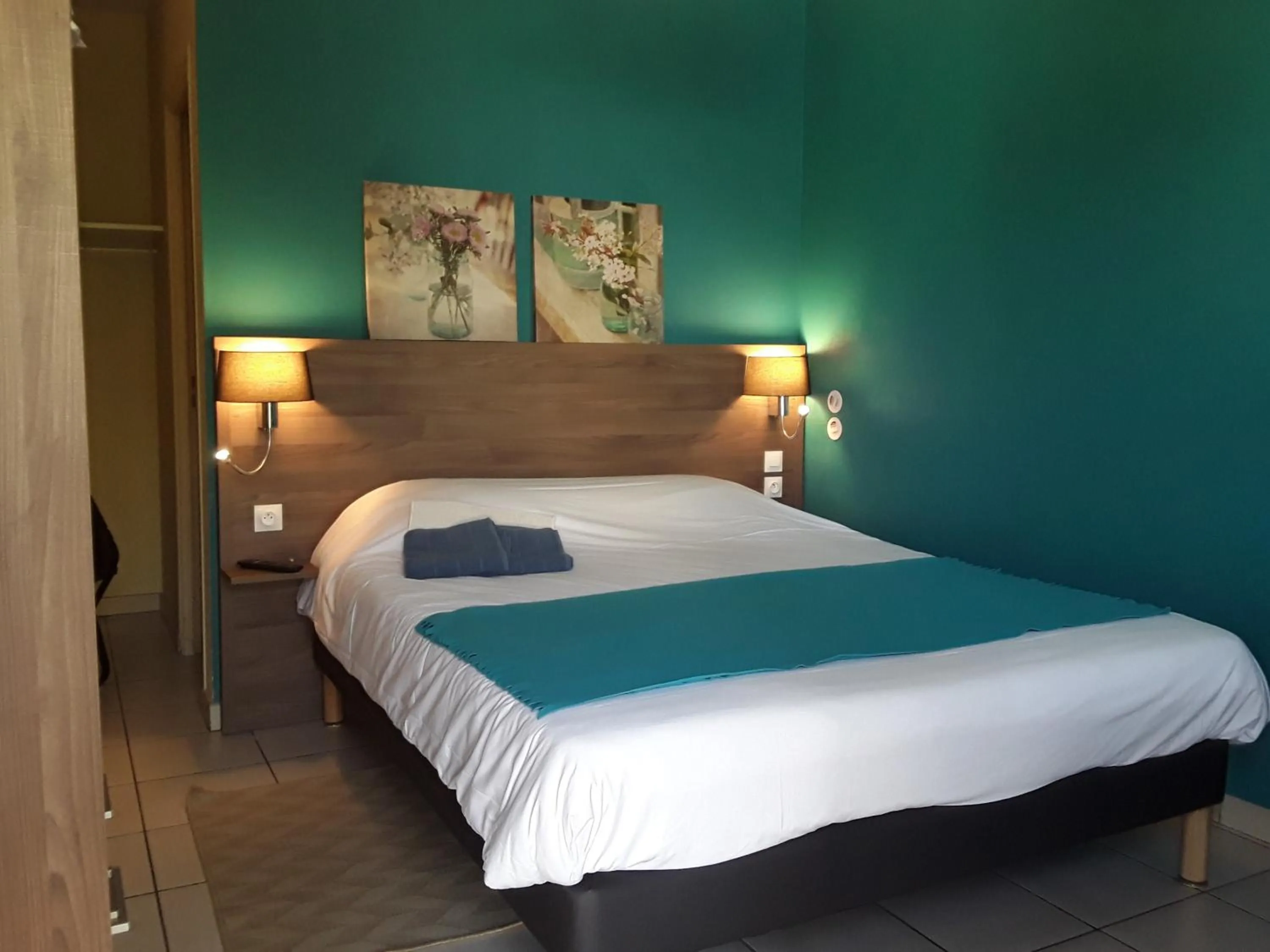 Bed in Relais Motel de Maisonnay