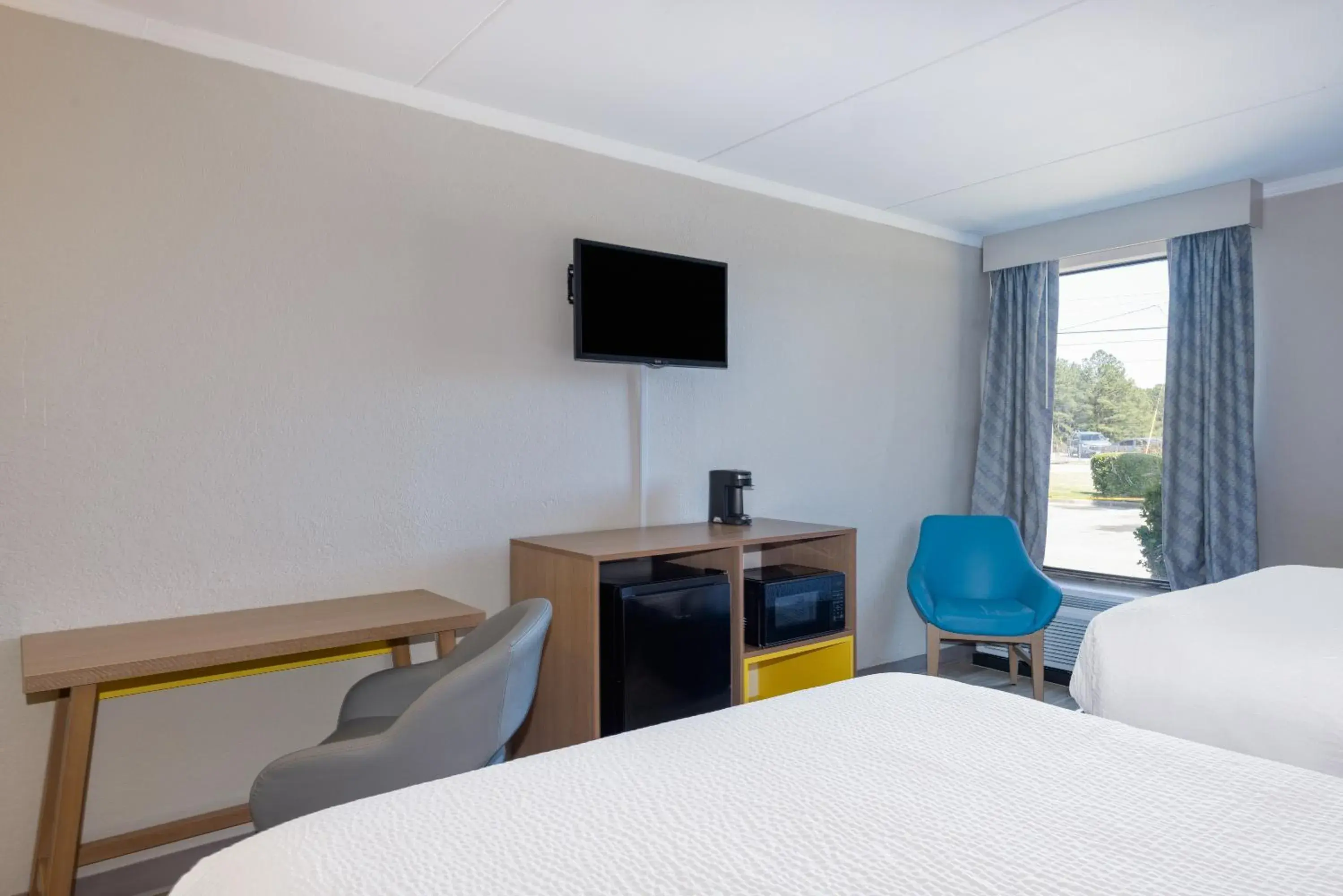 Queen Room with Two Queen Beds - Non-Smoking in Days Inn & Suites by Wyndham Fort Bragg/Cross Creek Mall Queen Room with Two Queen Beds - Non-Smoking in Days Inn & Suites by Wyndham Fort Bragg/Cross Creek Mall