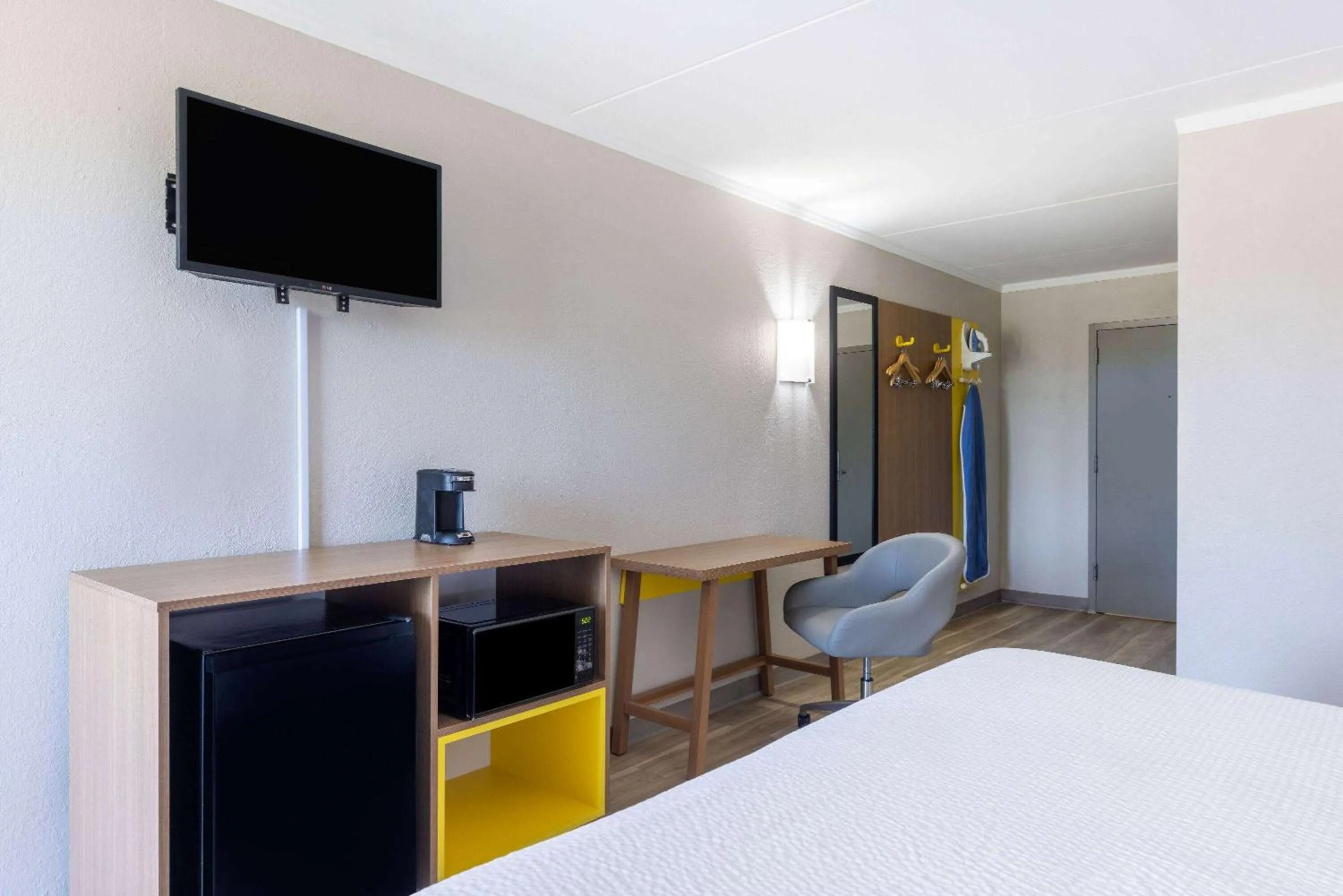 Photo of the whole room, Bed in Days Inn & Suites by Wyndham Fort Bragg/Cross Creek Mall