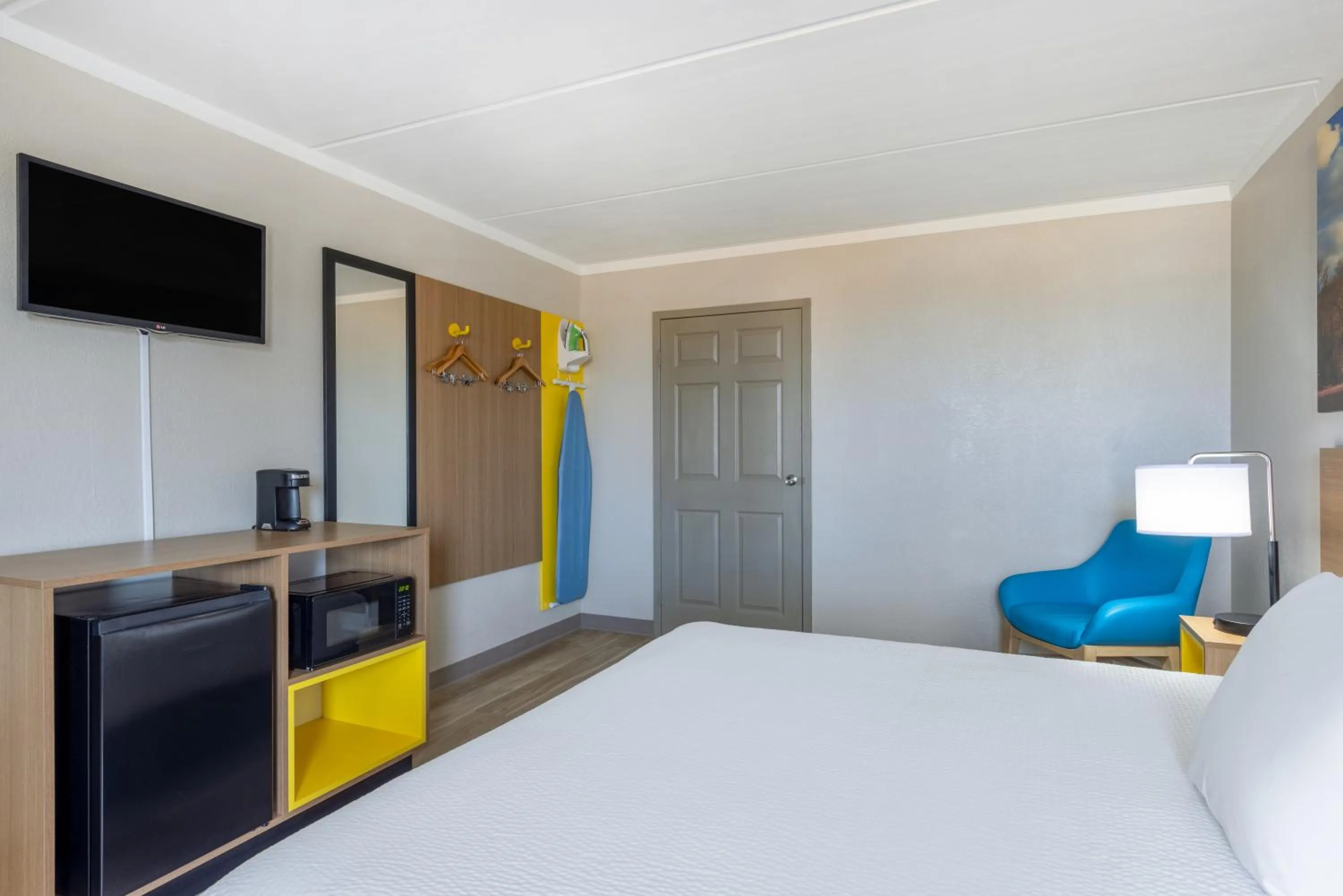 Bed in Days Inn & Suites by Wyndham Fort Bragg/Cross Creek Mall