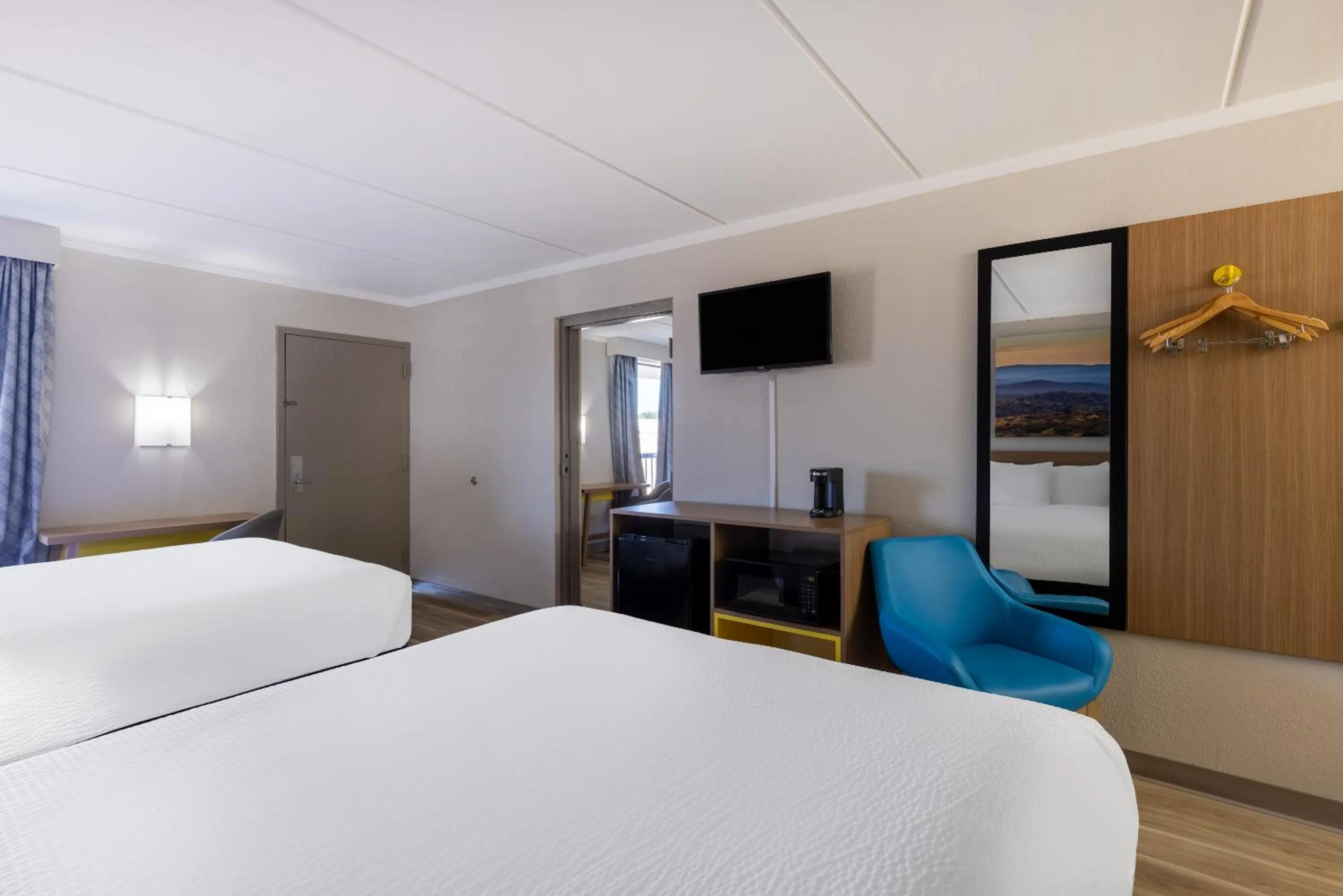 TV and multimedia, Bed in Days Inn & Suites by Wyndham Fort Bragg/Cross Creek Mall