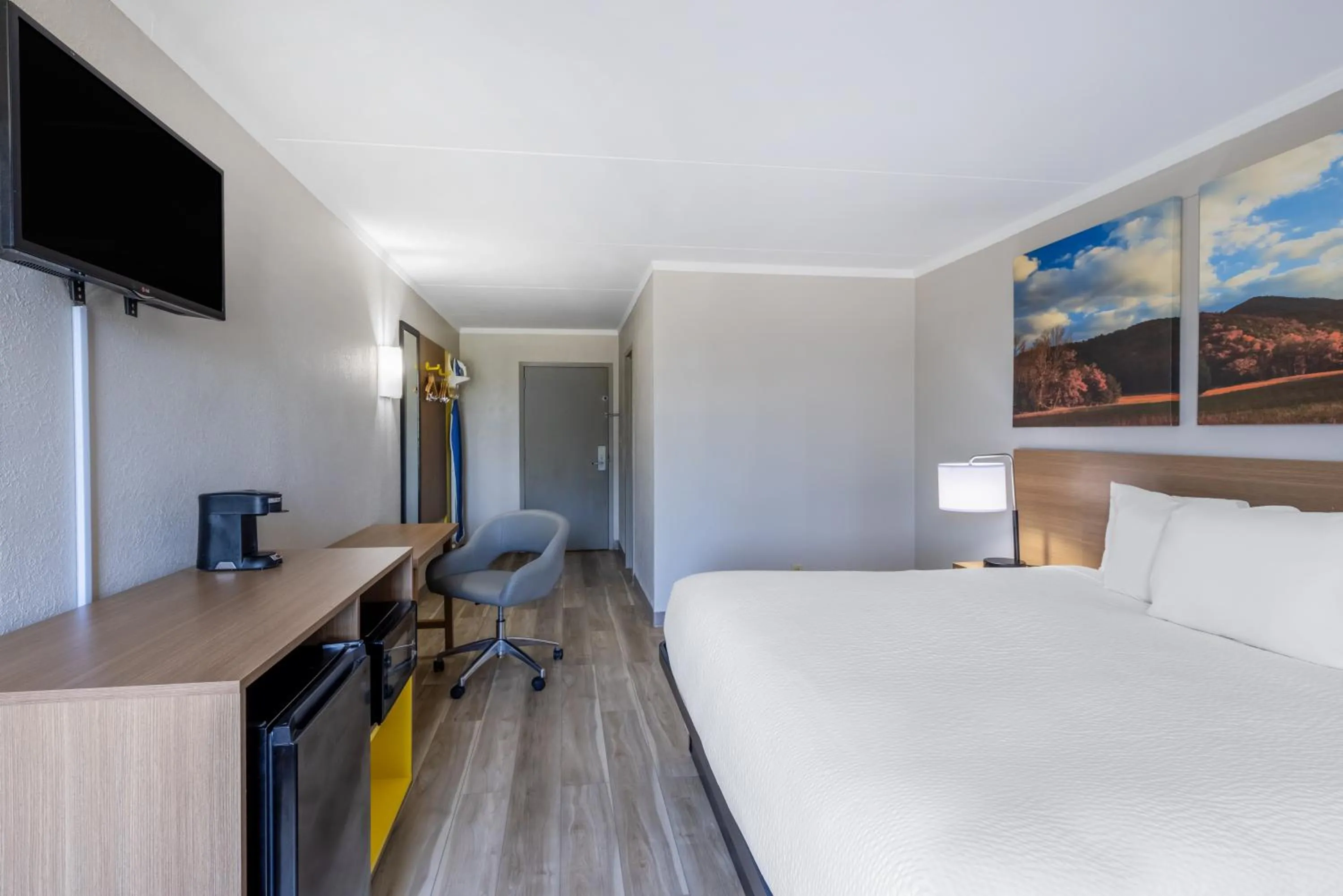 Bed in Days Inn & Suites by Wyndham Fort Bragg/Cross Creek Mall