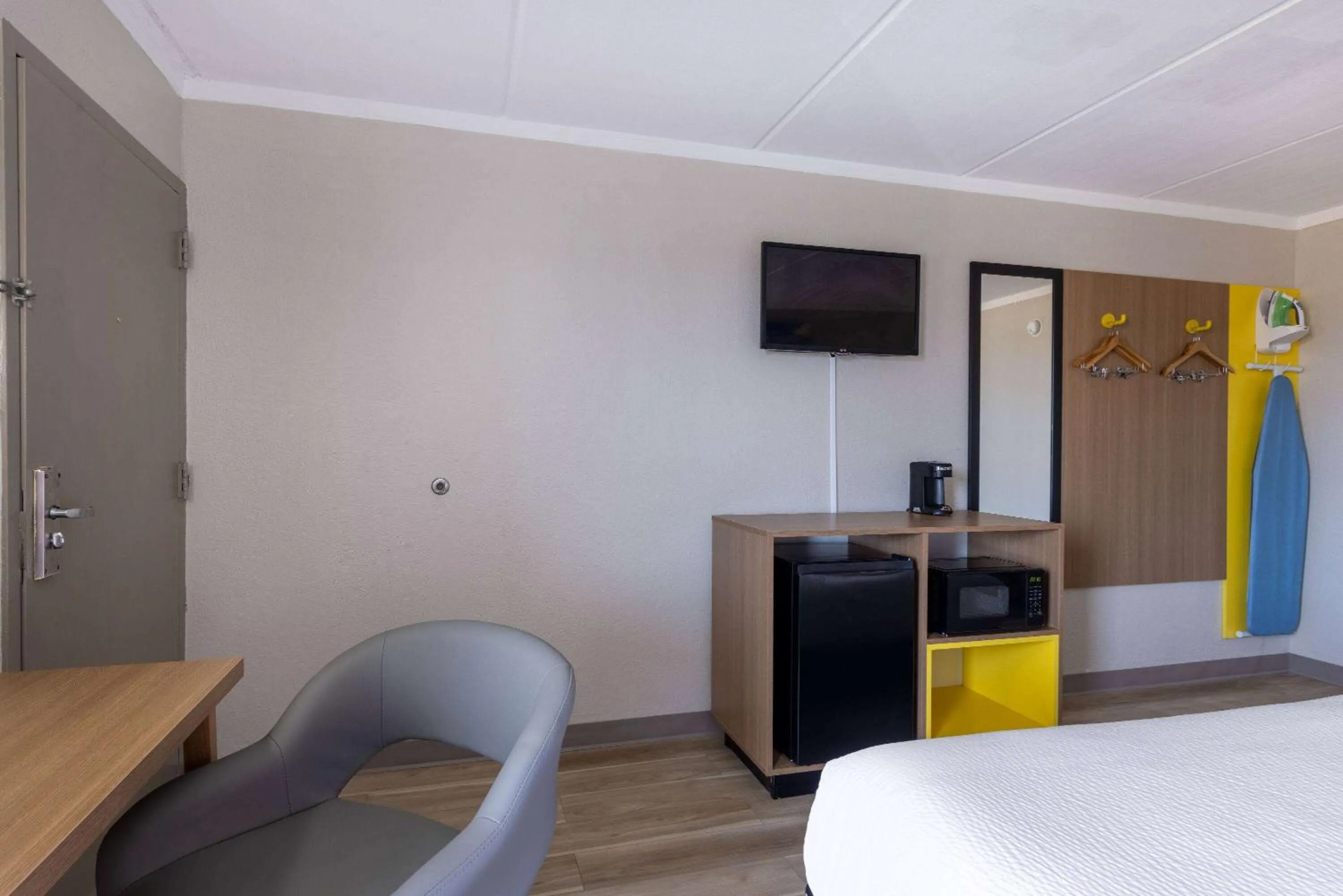 Photo of the whole room, Bed in Days Inn & Suites by Wyndham Fort Bragg/Cross Creek Mall