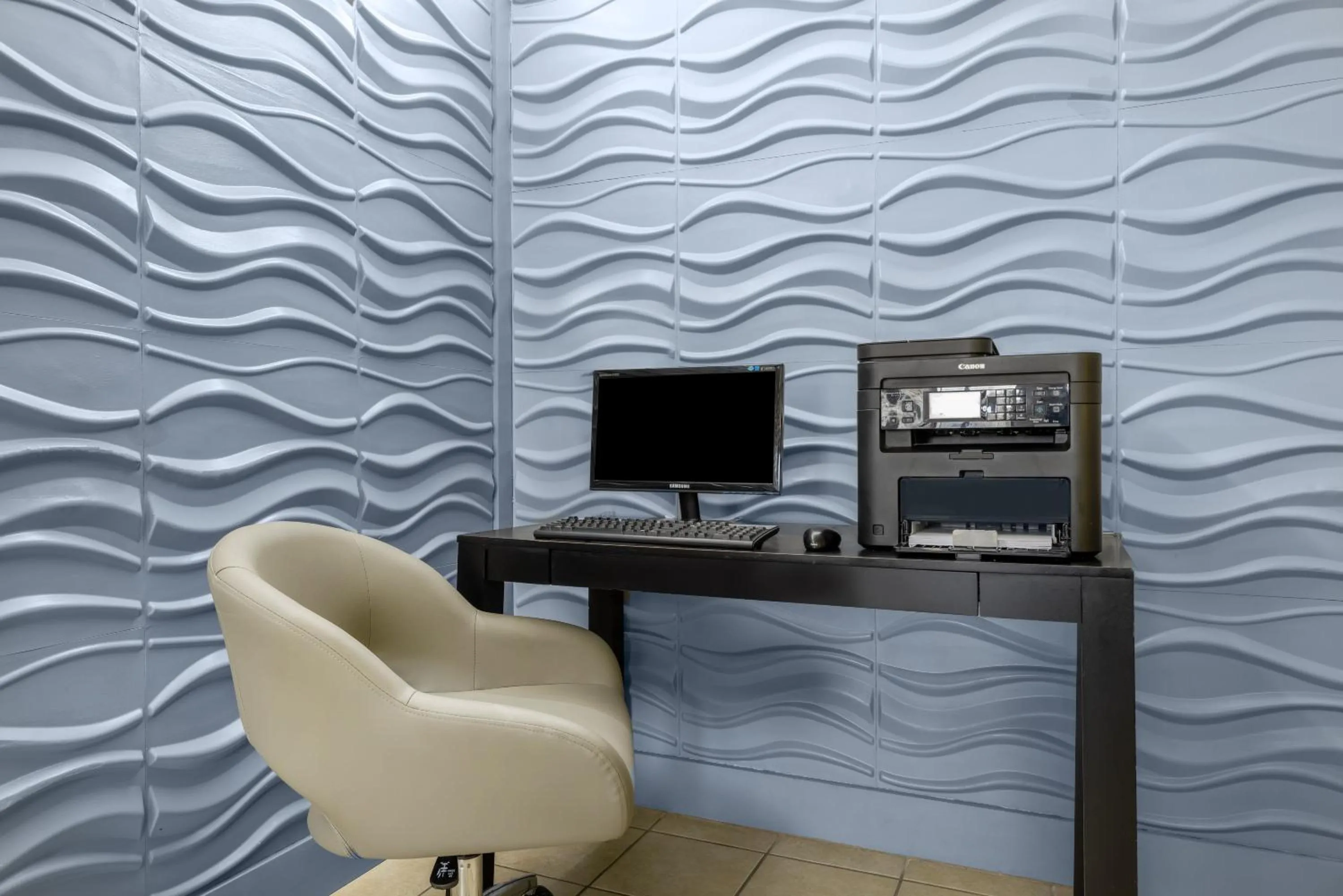 Days Inn & Suites by Wyndham Fort Bragg/Cross Creek Mall