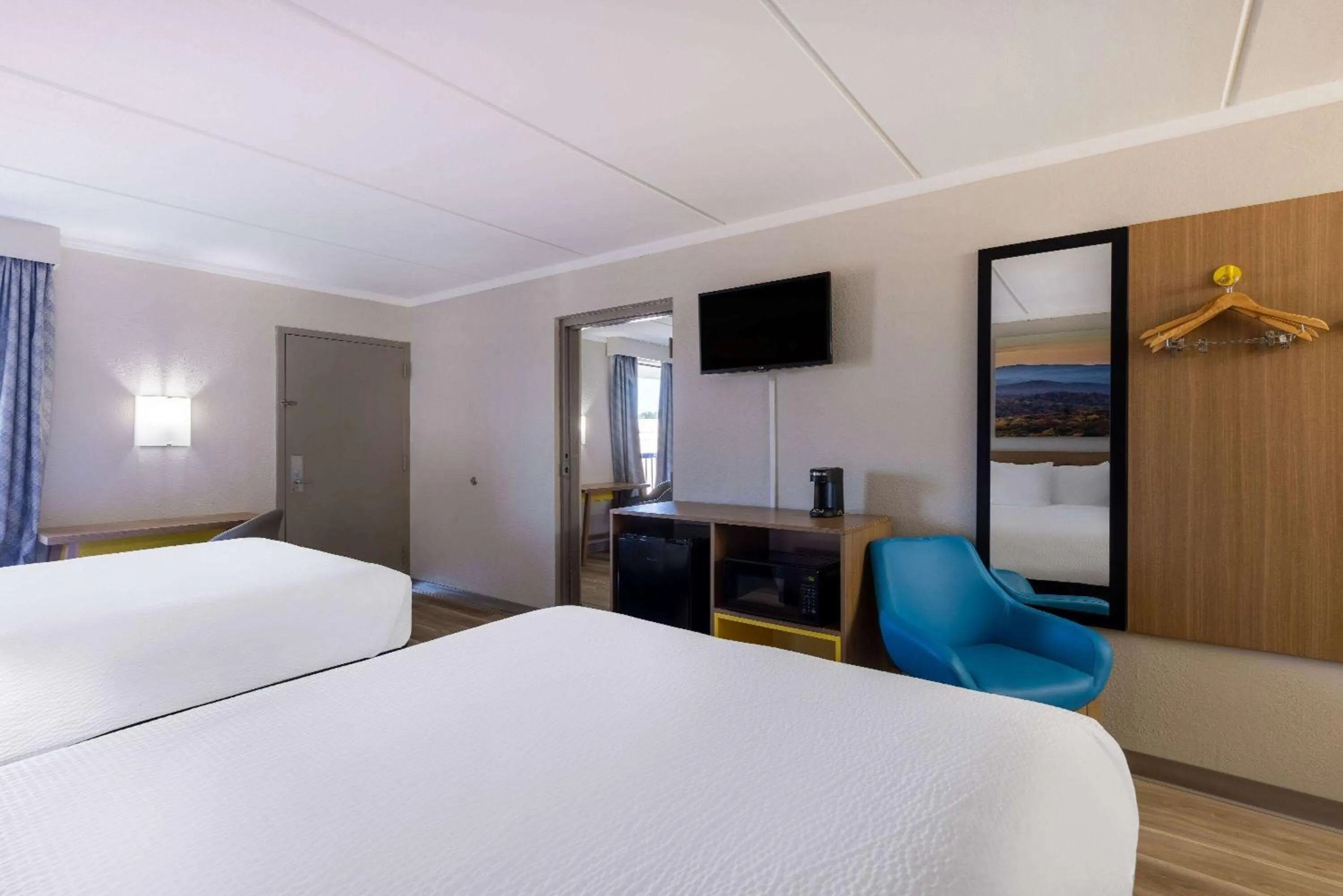 Bed in Days Inn & Suites by Wyndham Fort Bragg/Cross Creek Mall