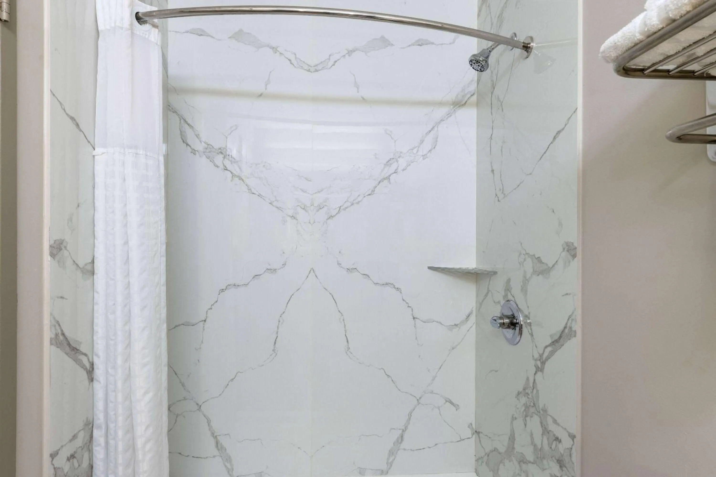 TV and multimedia in Days Inn & Suites by Wyndham Fort Bragg/Cross Creek Mall