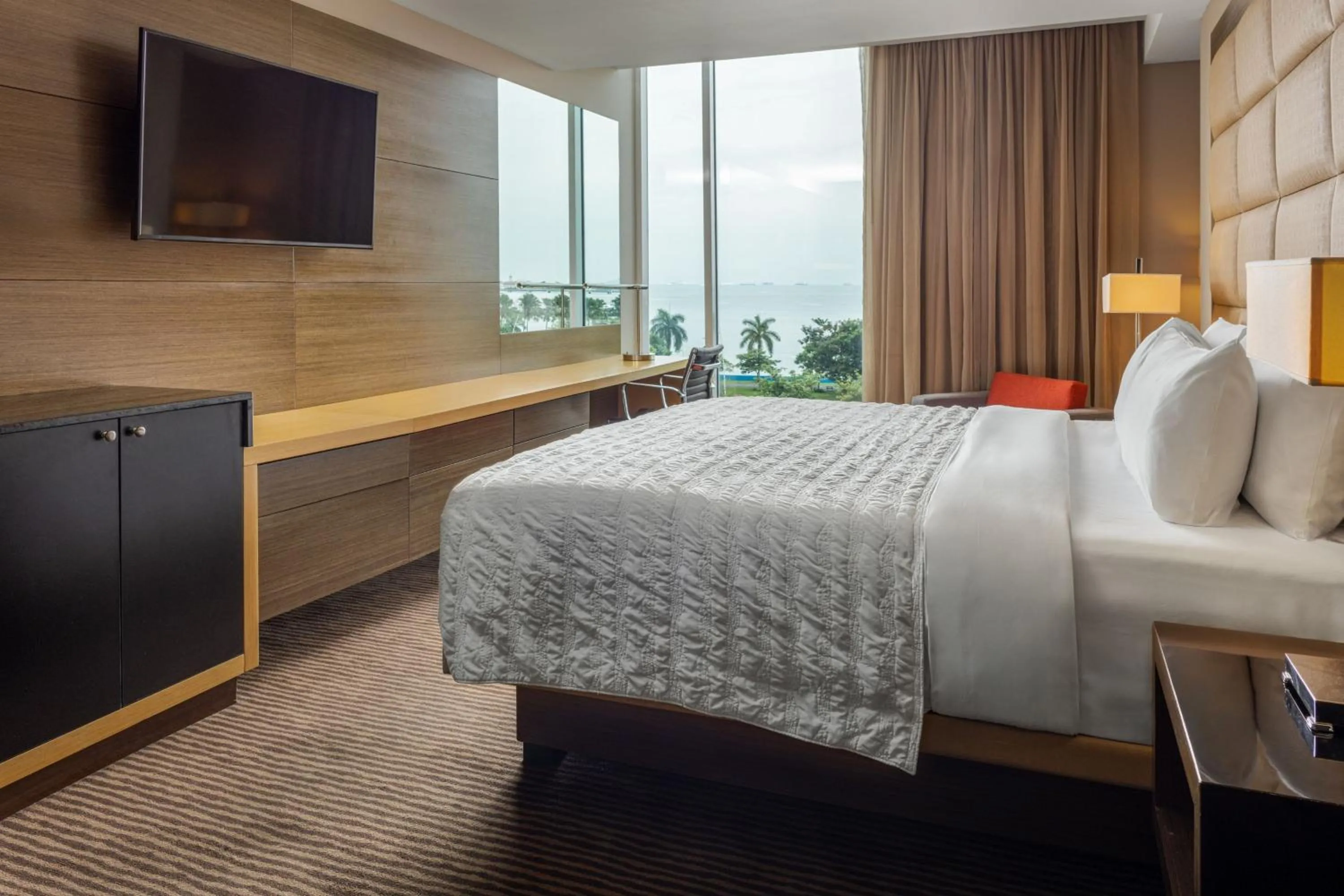 Photo of the whole room, Bed in Le Meridien Panama