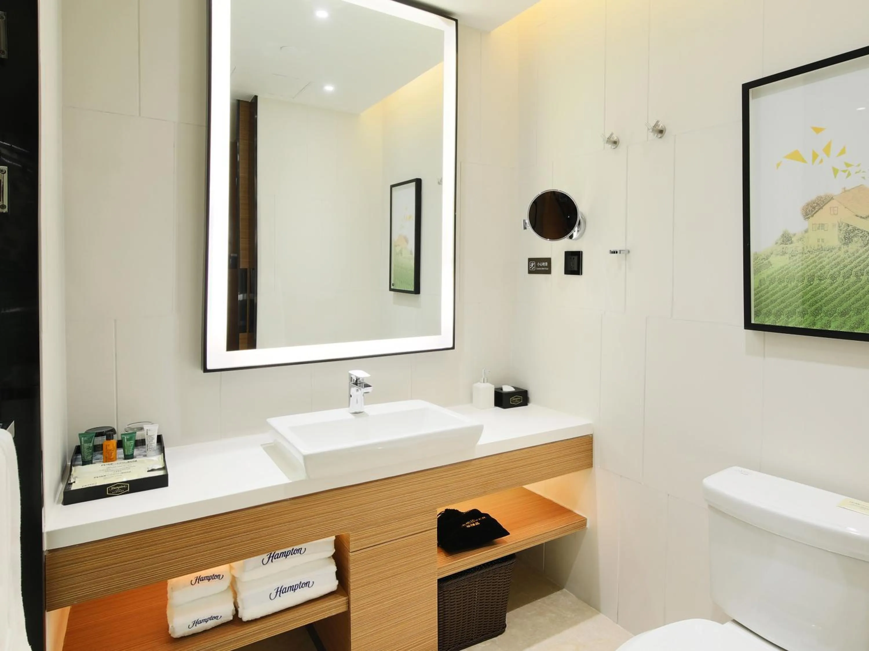 Toilet in Hampton by Hilton Zhuhai Cheng Feng Plaza