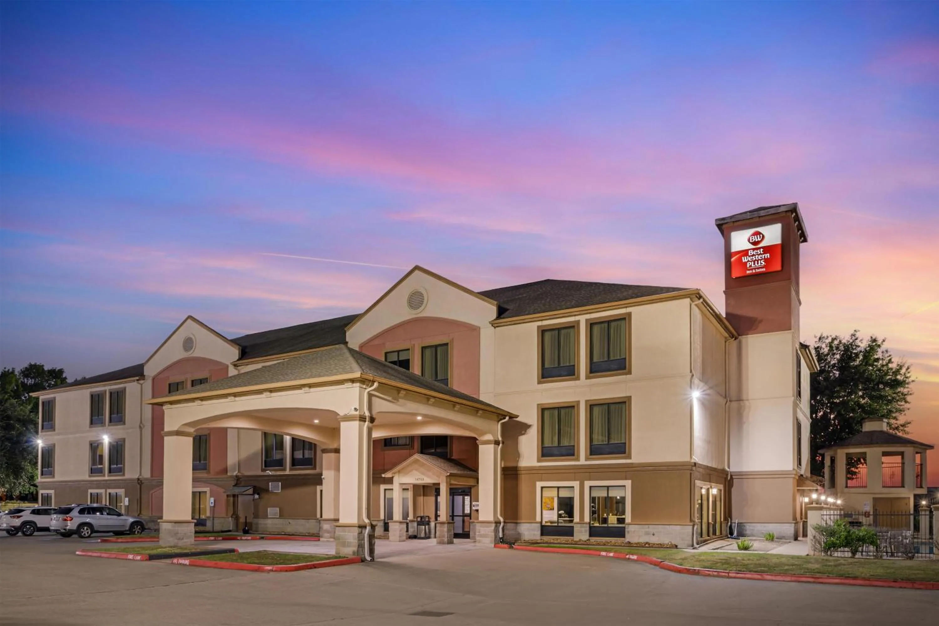 Property building in Best Western Plus North Houston Inn & Suites