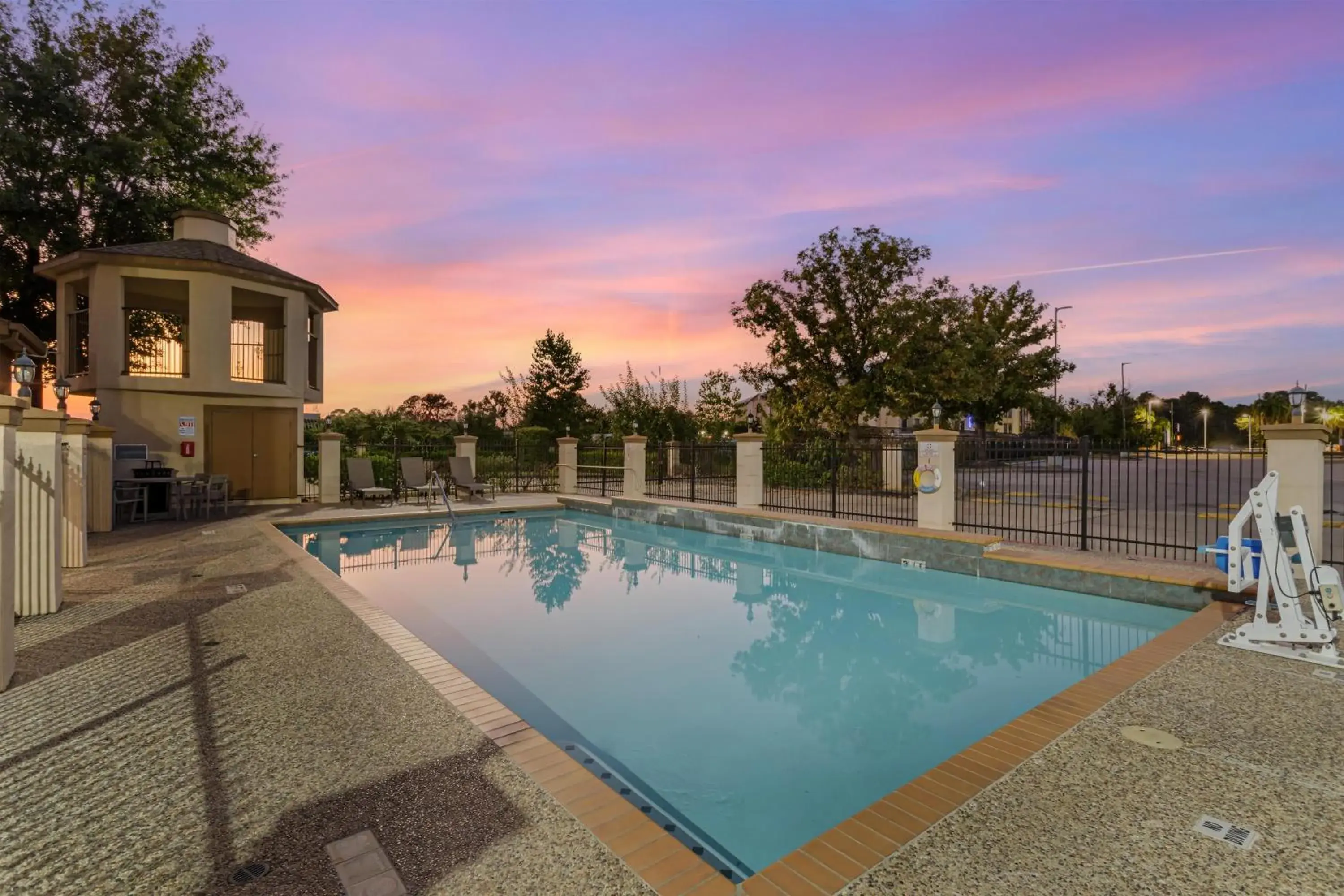 Property building in Best Western Plus North Houston Inn & Suites Property building in Best Western Plus North Houston Inn & Suites