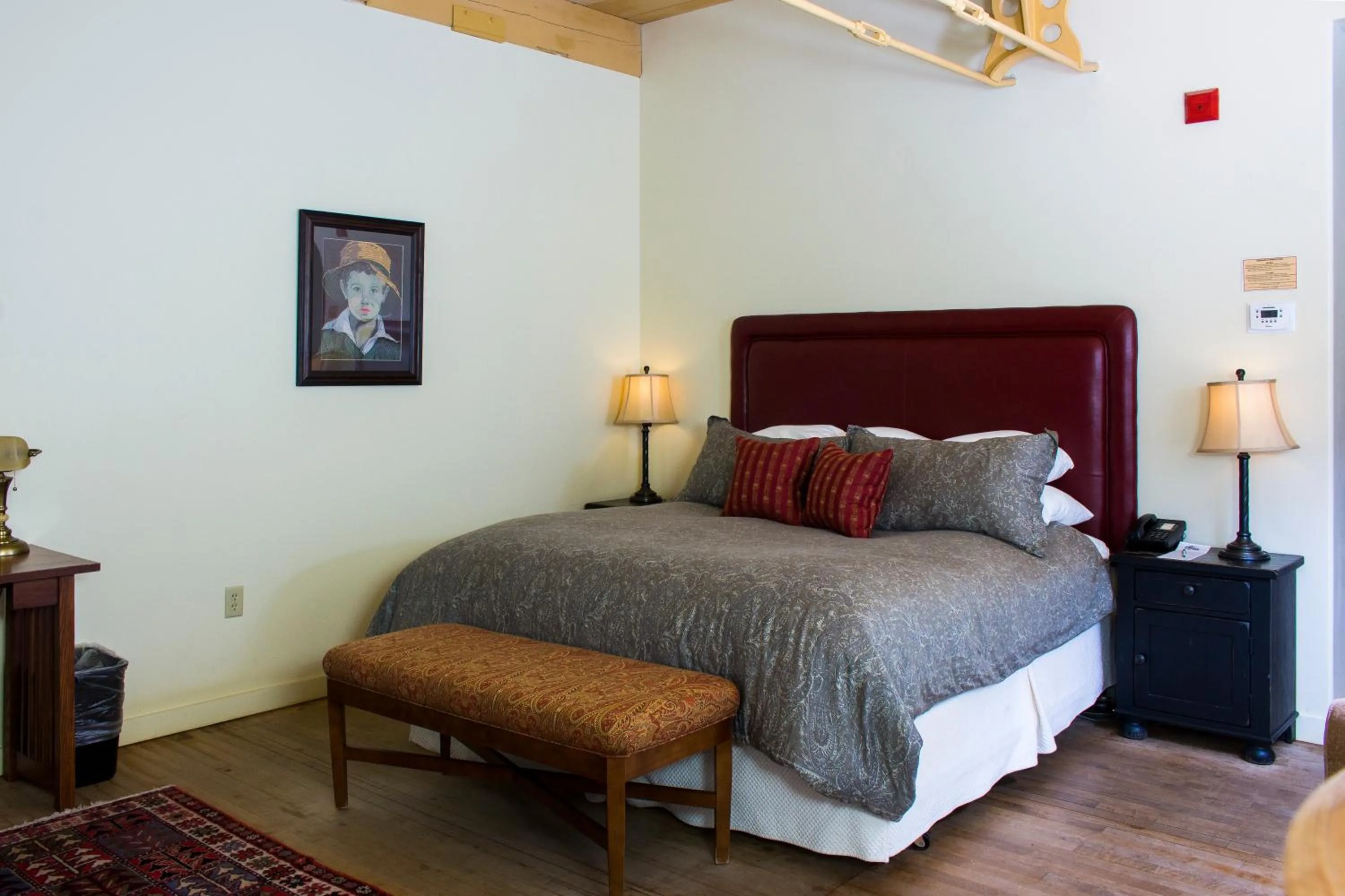 Bedroom, Bed in The Common Man Inn & Restaurant