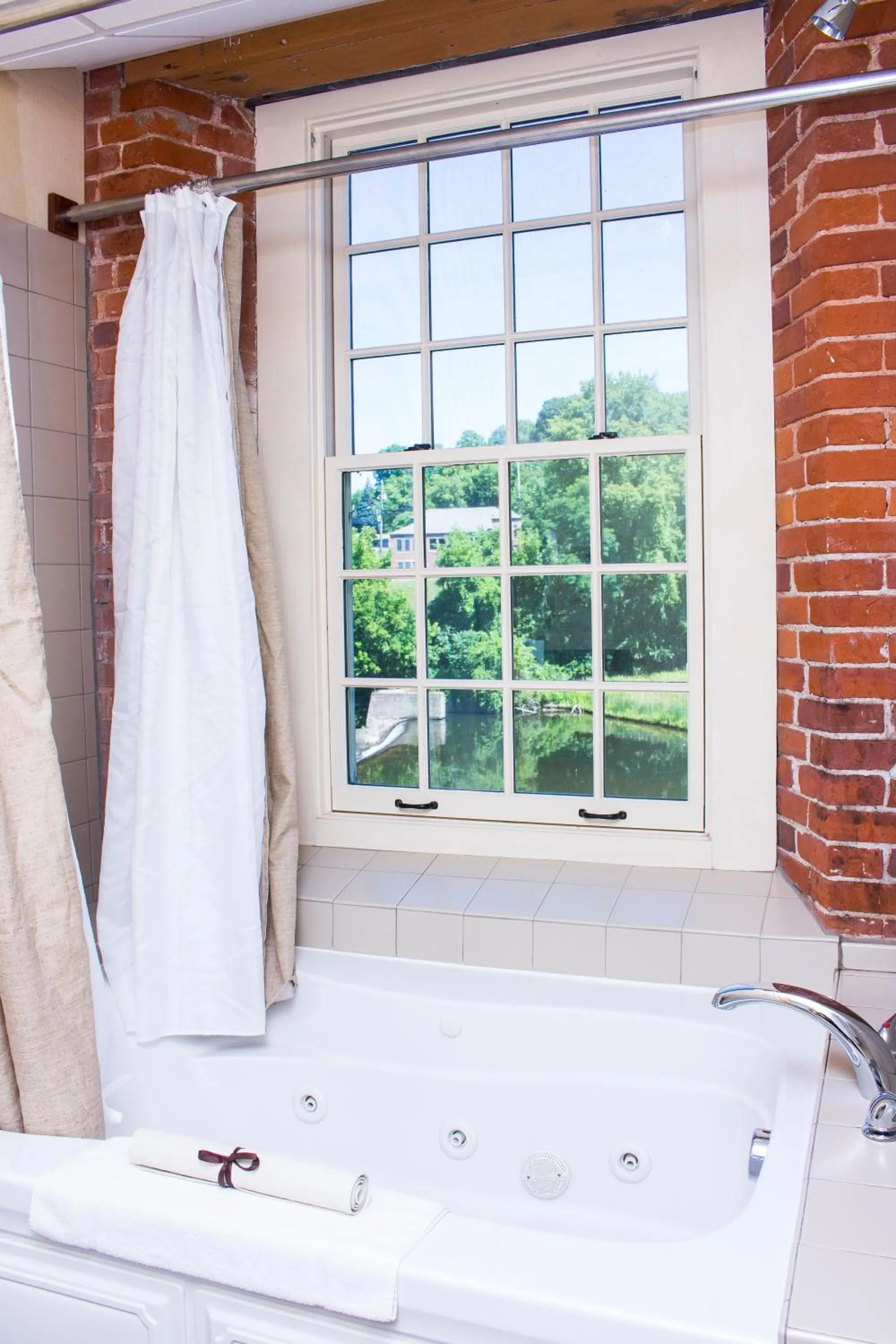 Bathroom in The Common Man Inn & Restaurant