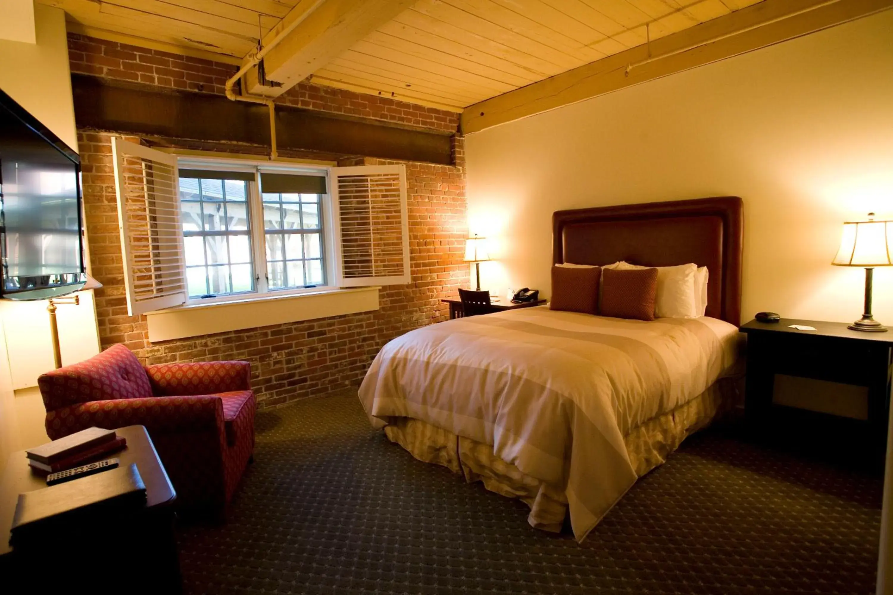 Queen Room with Garden View in The Common Man Inn & Restaurant Queen Room with Garden View in The Common Man Inn & Restaurant