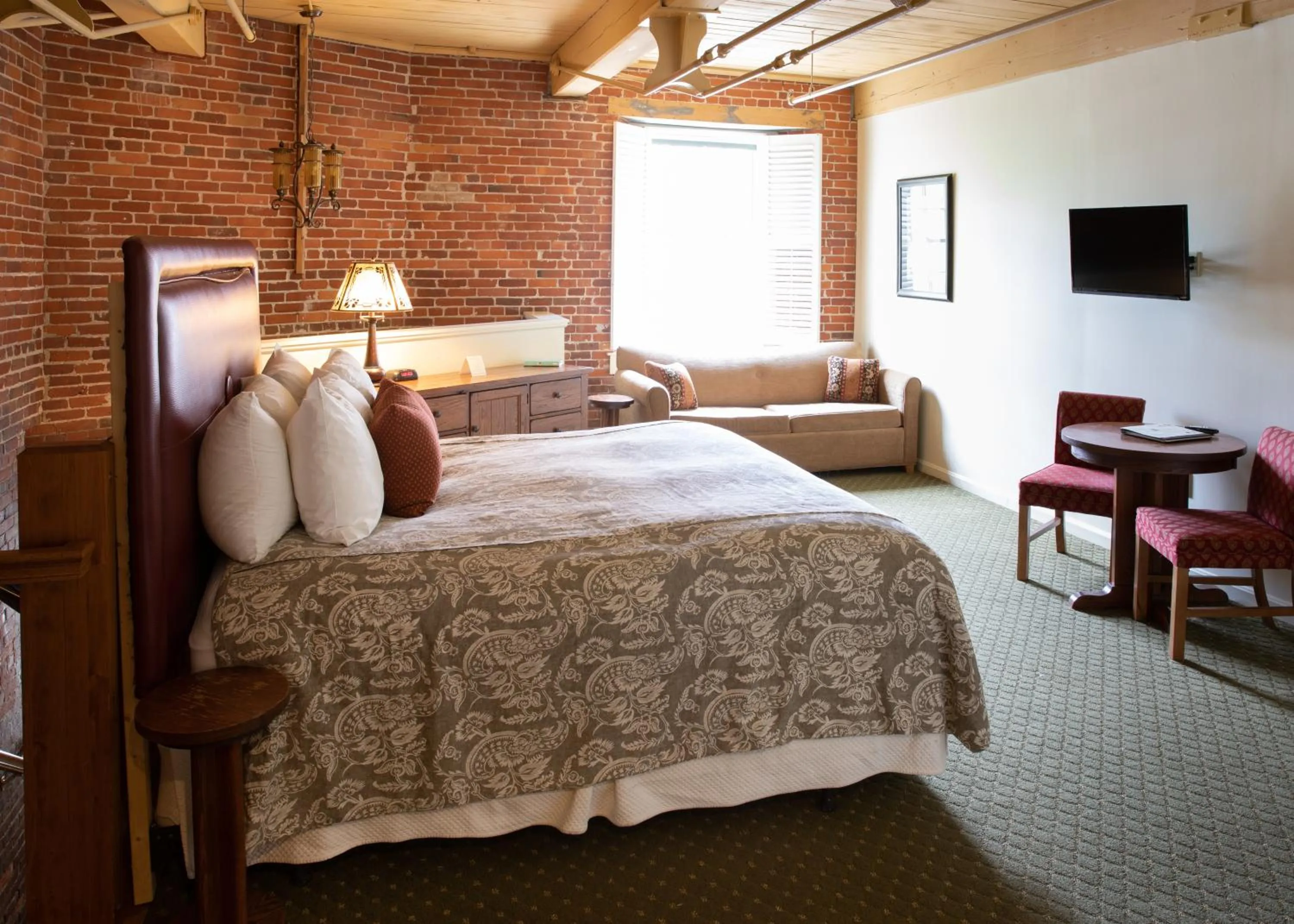 Bed in The Common Man Inn & Restaurant