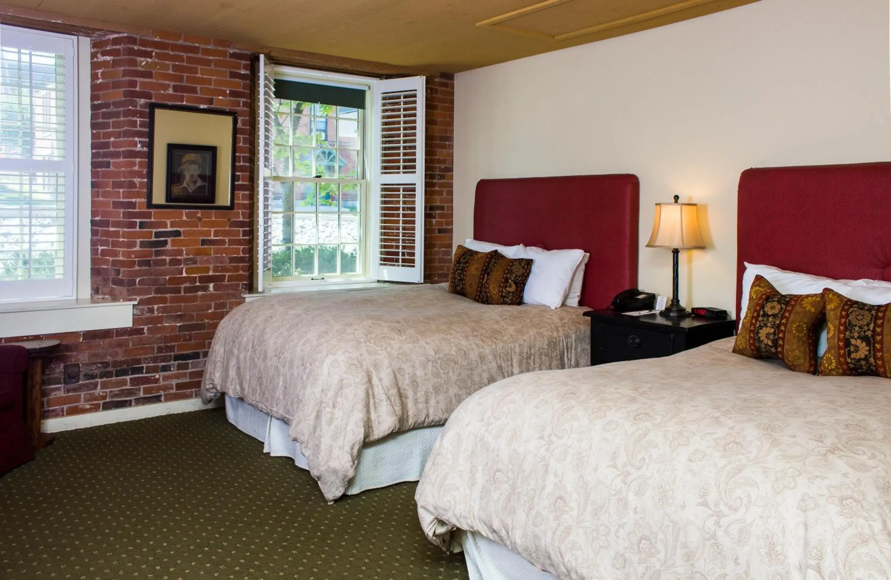 Standard Queen Room with Two Queen Beds in The Common Man Inn & Restaurant Standard Queen Room with Two Queen Beds in The Common Man Inn & Restaurant