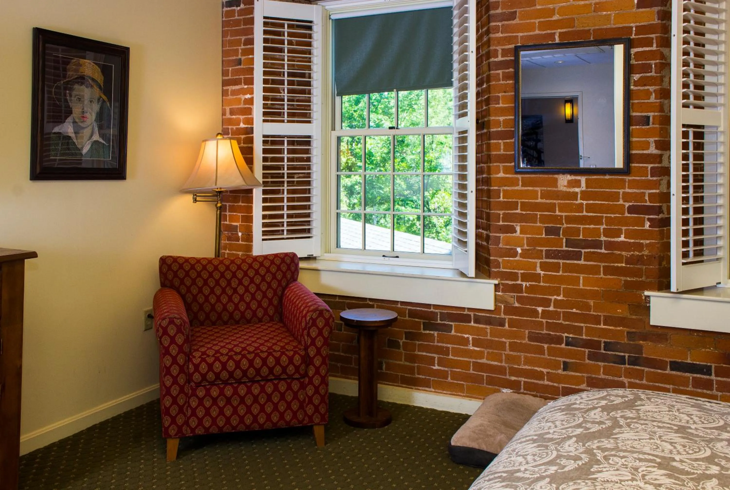 Day, Bed in The Common Man Inn & Restaurant