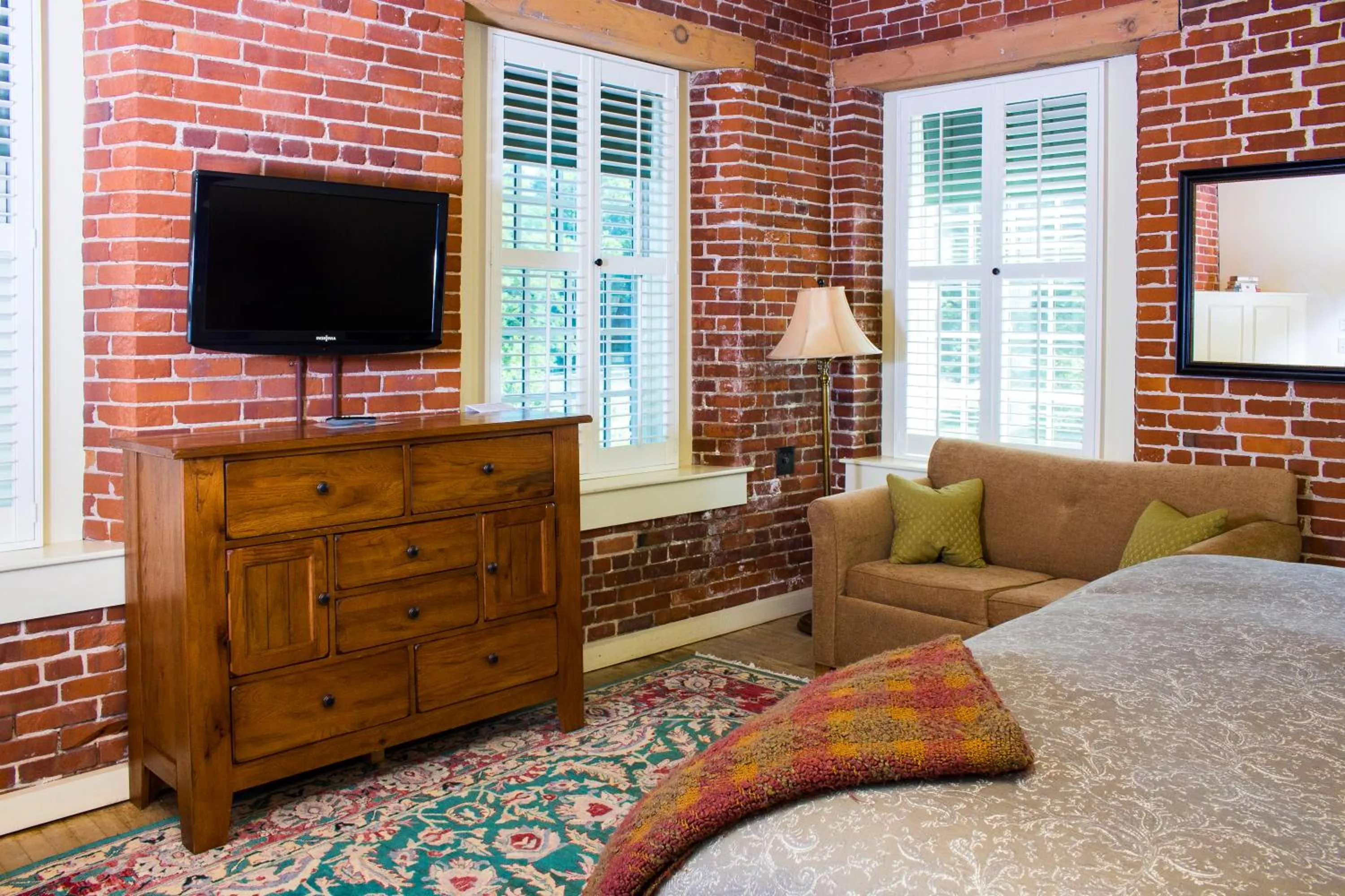 Bedroom in The Common Man Inn & Restaurant