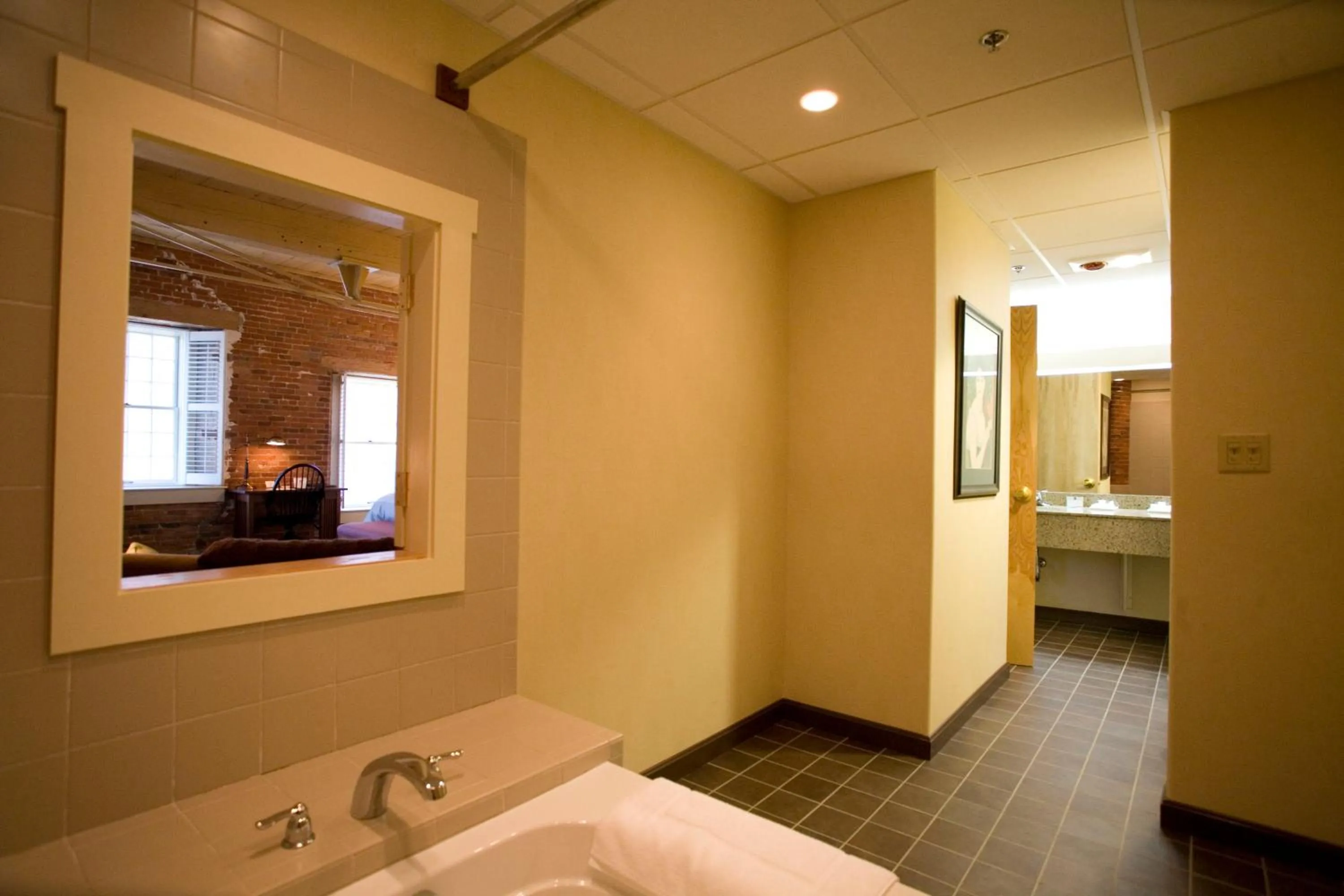 Bathroom, Bed in The Common Man Inn & Restaurant