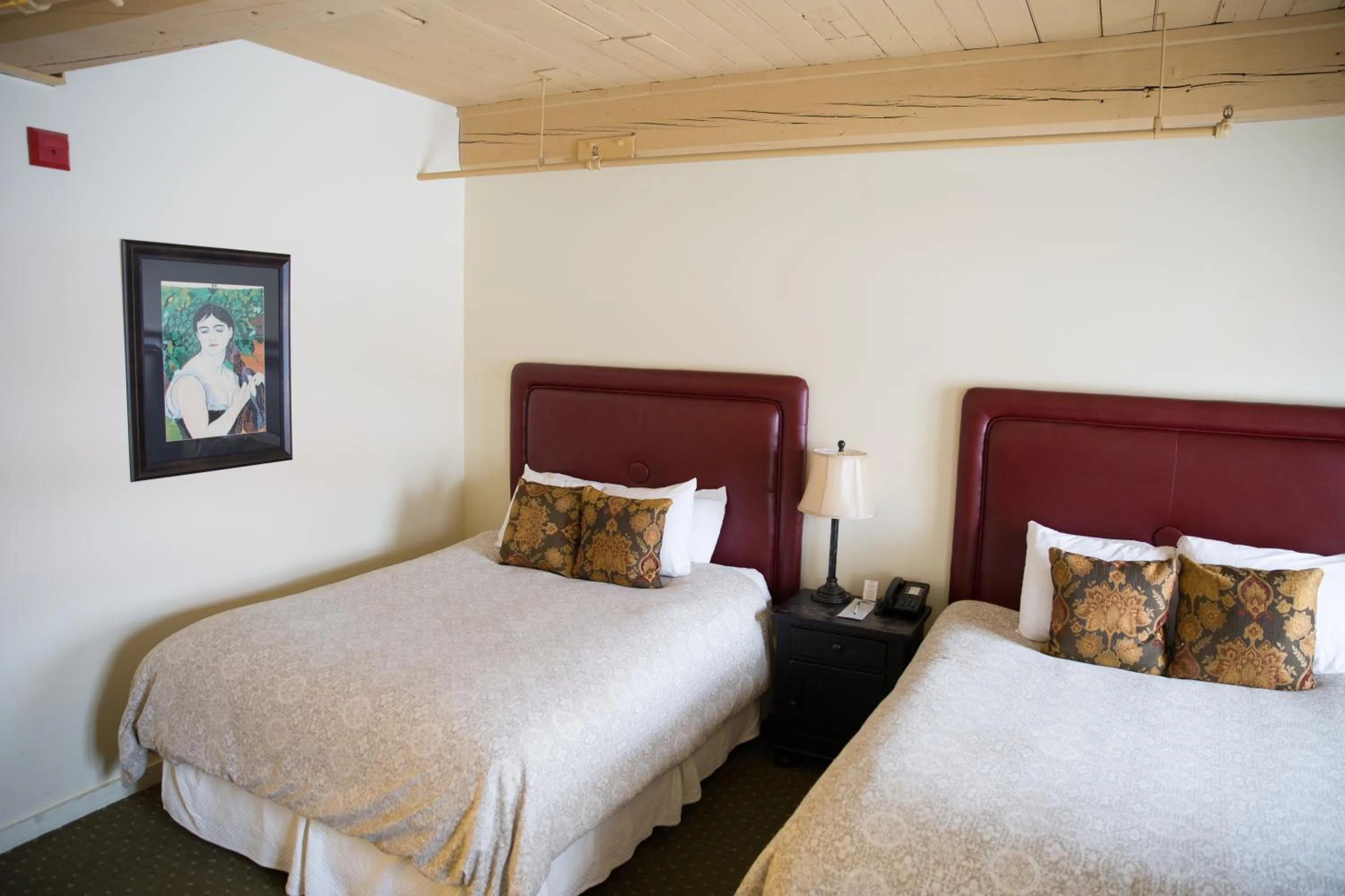 Bed in The Common Man Inn & Restaurant