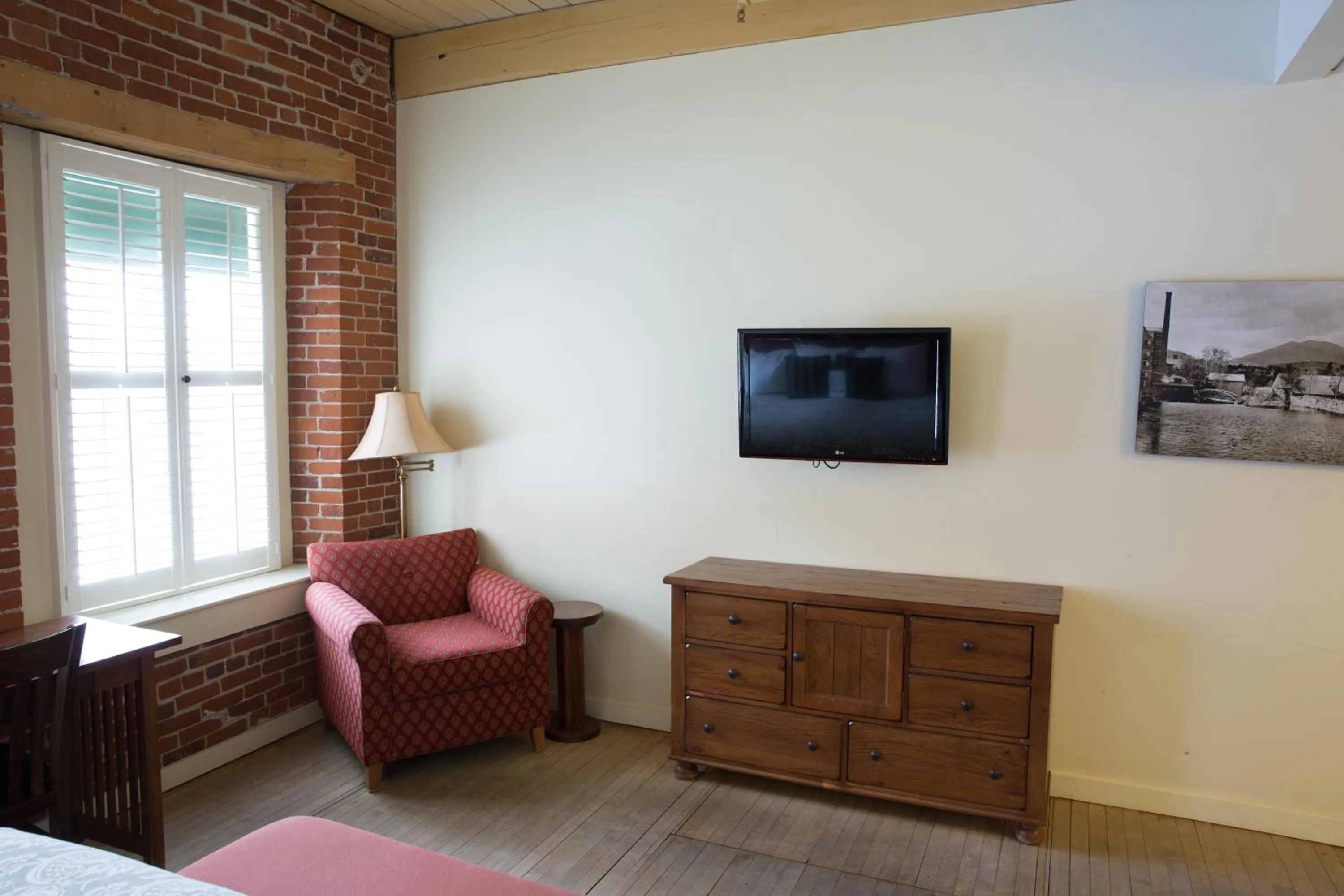 Seating area in The Common Man Inn & Restaurant