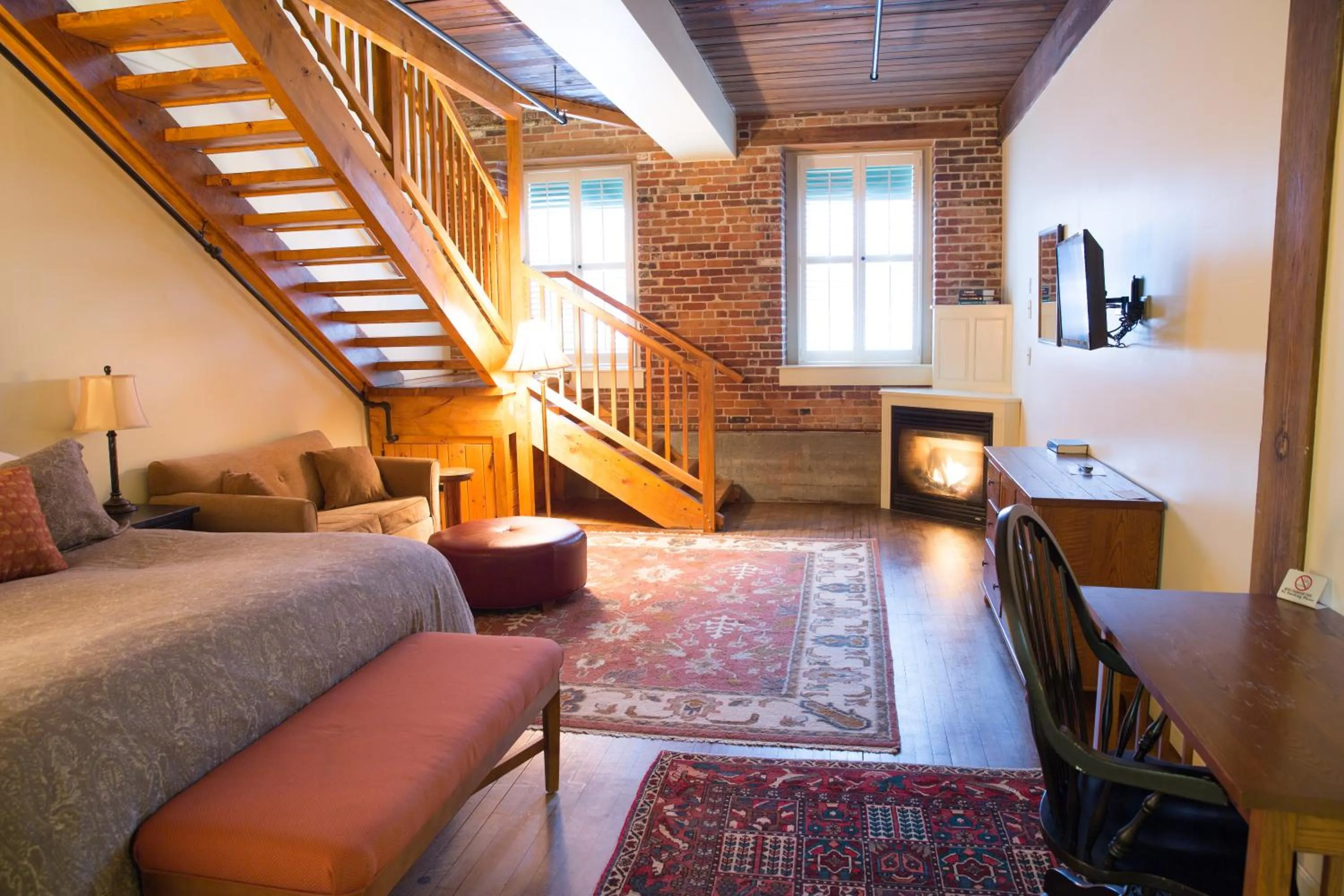 Bed in The Common Man Inn & Restaurant