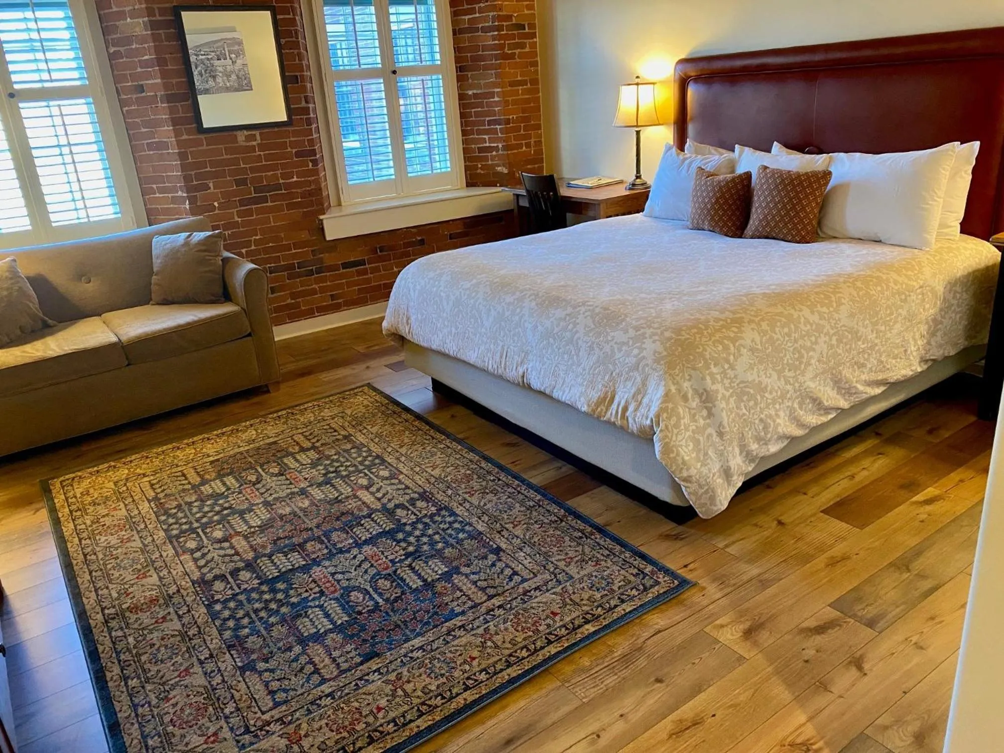 Bed in The Common Man Inn & Restaurant