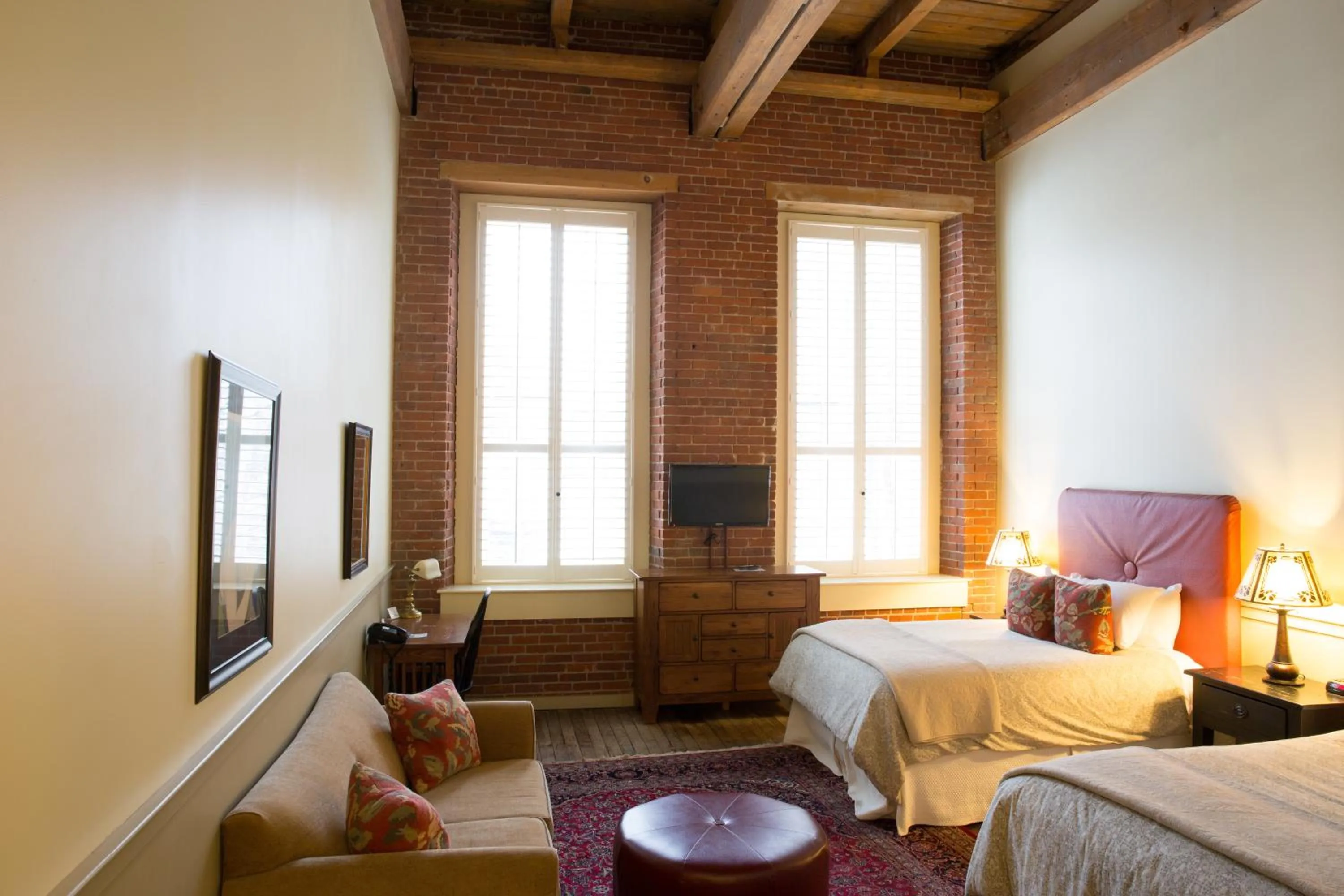 Bed in The Common Man Inn & Restaurant