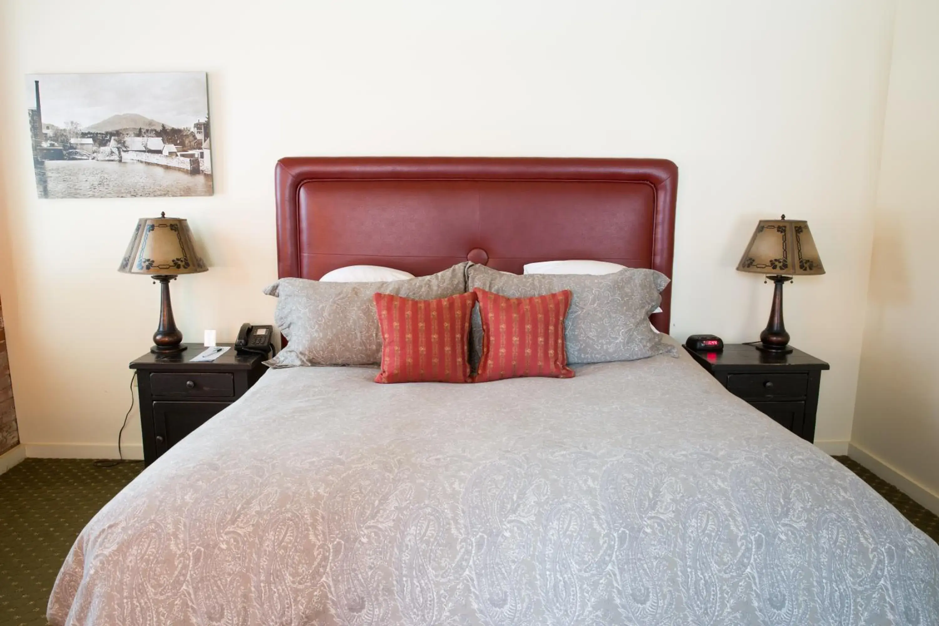 Deluxe King Room in The Common Man Inn & Restaurant Deluxe King Room in The Common Man Inn & Restaurant